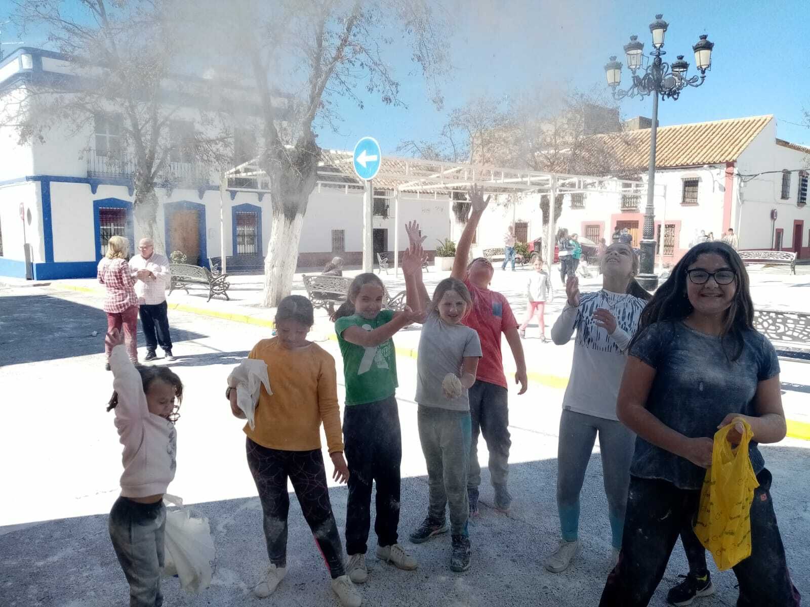 La batalla de la harina de Ochavillo del Río, en fotos