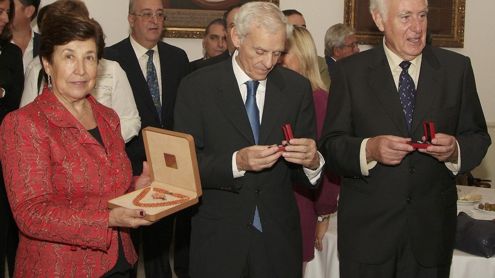 Joaquín Cruz Solís, a la derecha, junto a Isabel Poza y su hermano Raimundo.