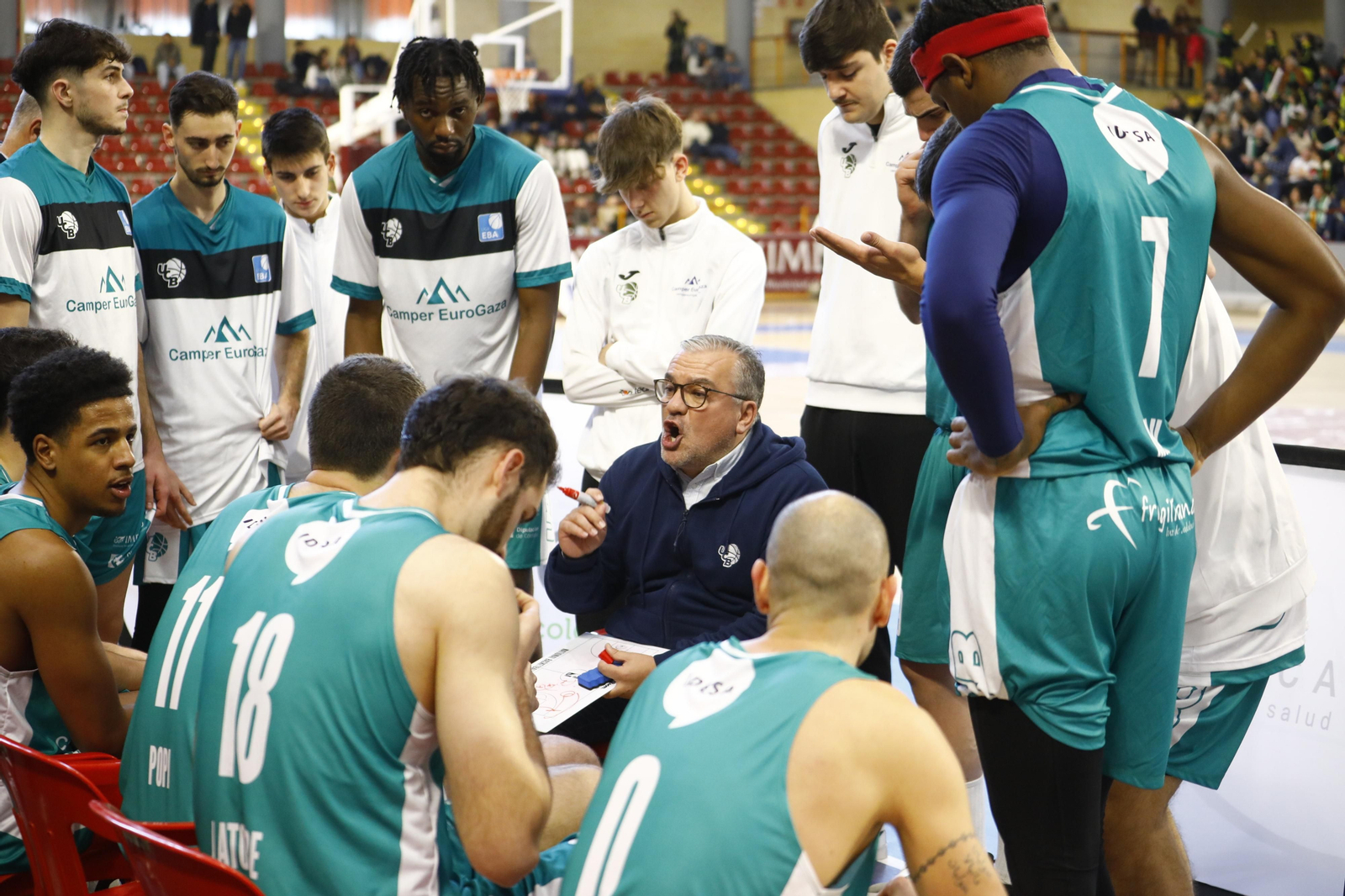 Las mejores fotos del ambiente en Vista Alegre para el derbi entre el Coto Córdoba y el UCB Camper Eurogaza