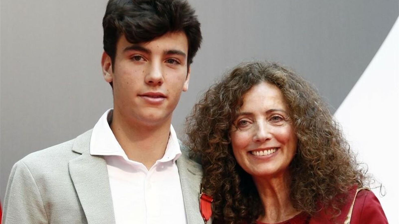 Hugo, acompañado de su madre, Belinda Alonso.