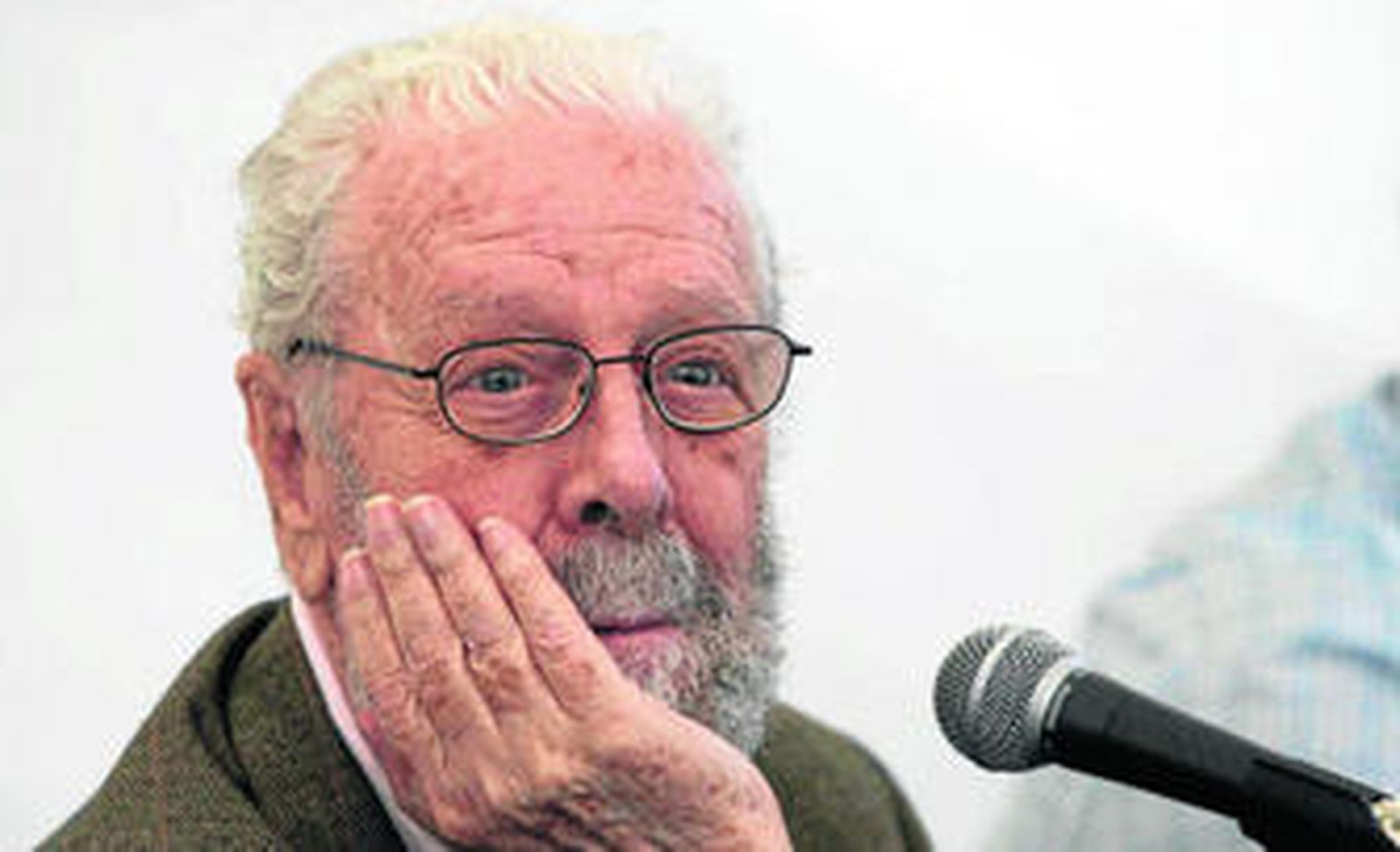 Luis García Berlanga deja tras de sí una impresionante trayectoria en la que fue reconocido con el Nacional de Cine, la Medalla de Oro de las Bellas Artes y el Príncipe de Asturias.