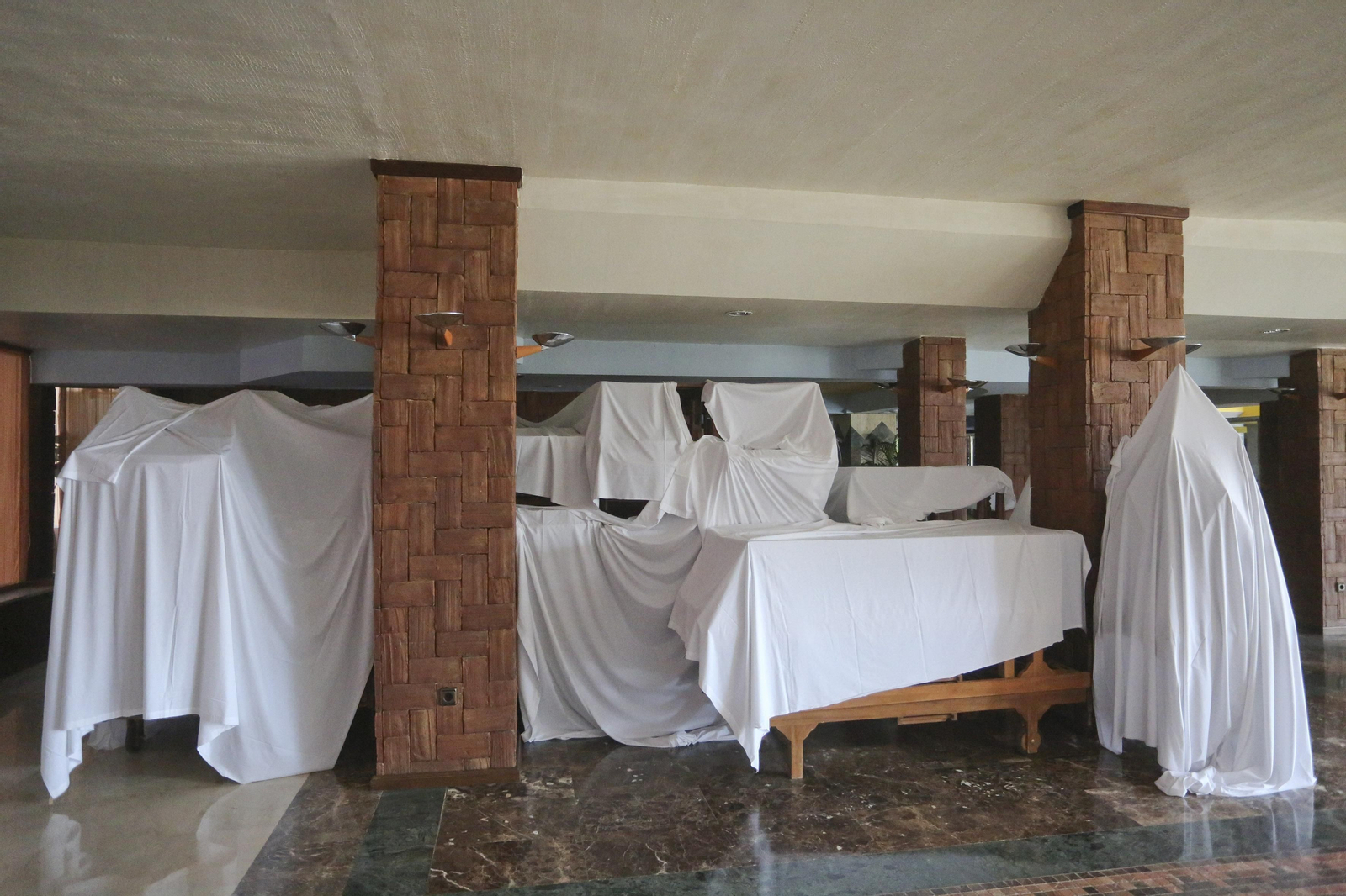 Sábanas blancas visten el hotel Amaragua de Torremolinos, cerrado por el coronavirus, en fotos