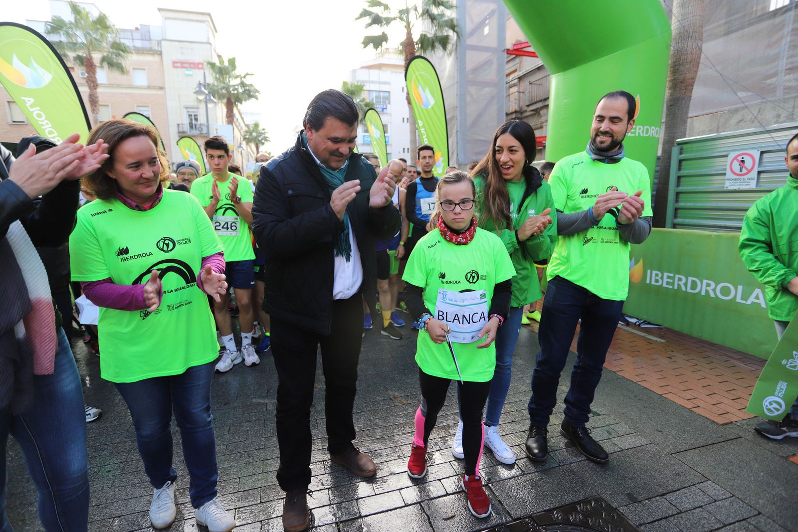 Gabriel Cruz y Blanca Betanzos, tras el corte de la cinta en la plaza de la Constitución.
