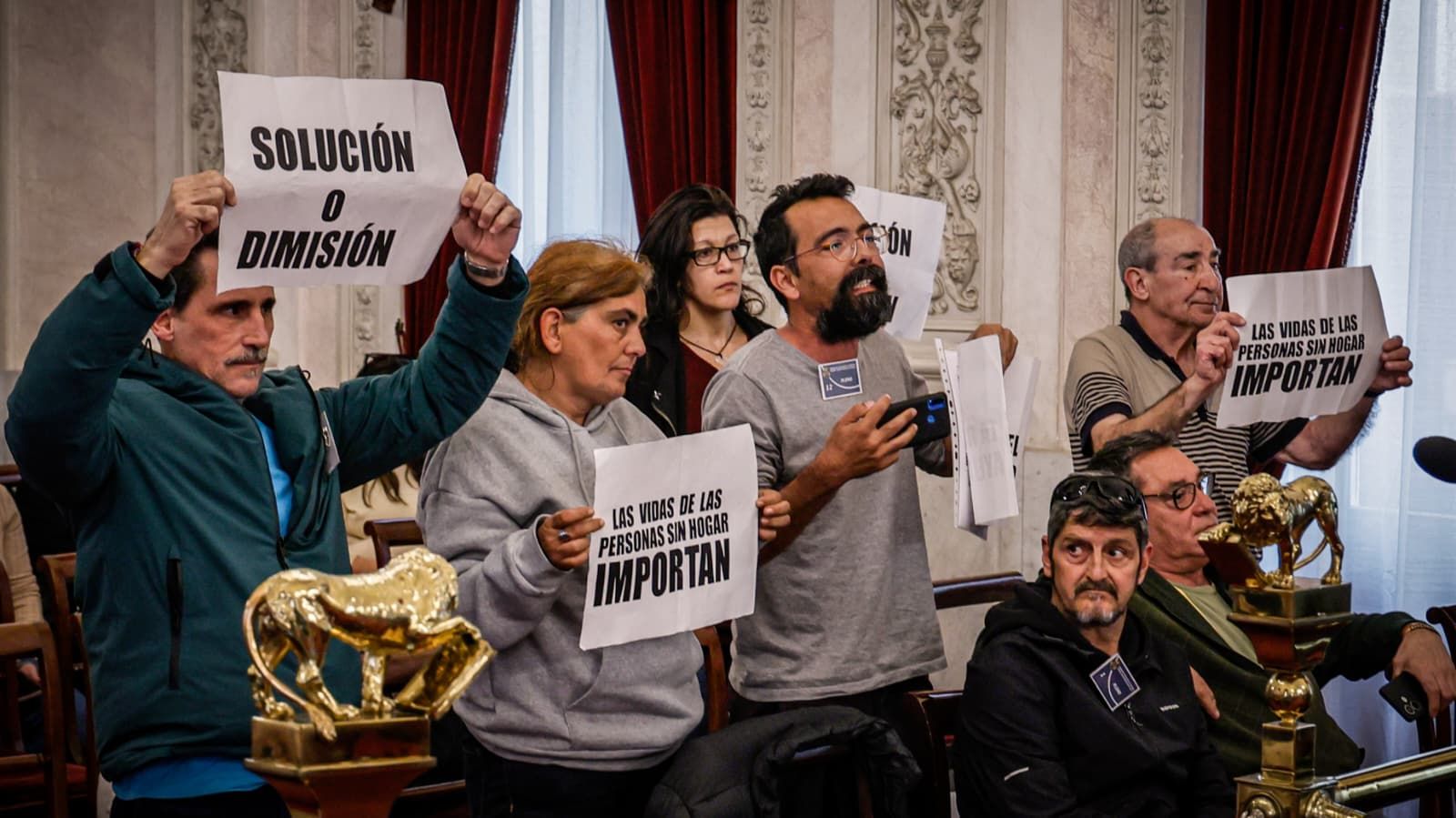 MIembros del Movimiento de Personas Sin Hogar protestan y demandan soluciones urgentes en el Pleno de hoy.