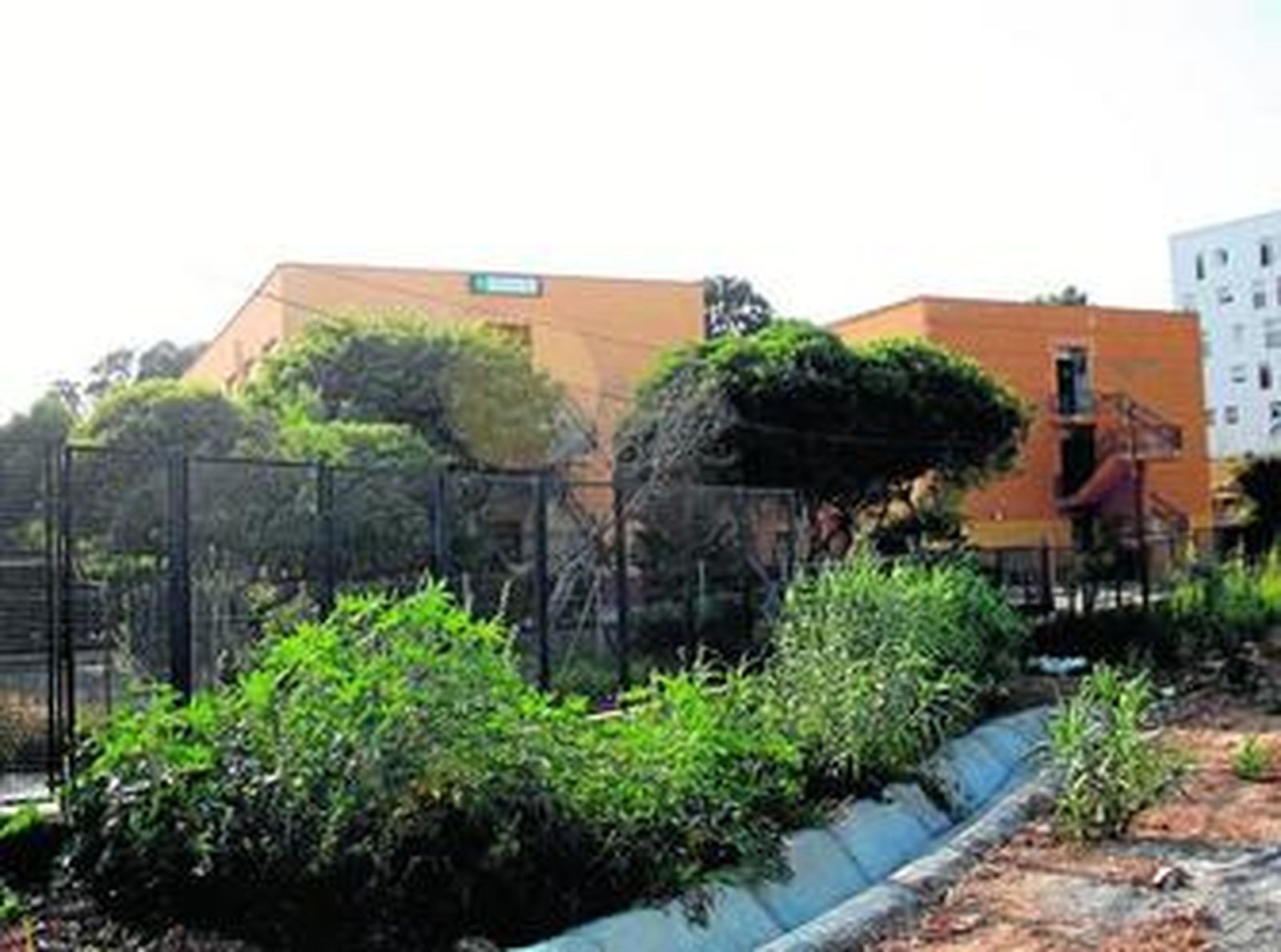 Imagen de la fachada del IES Levante en San José Artesano, ayer.