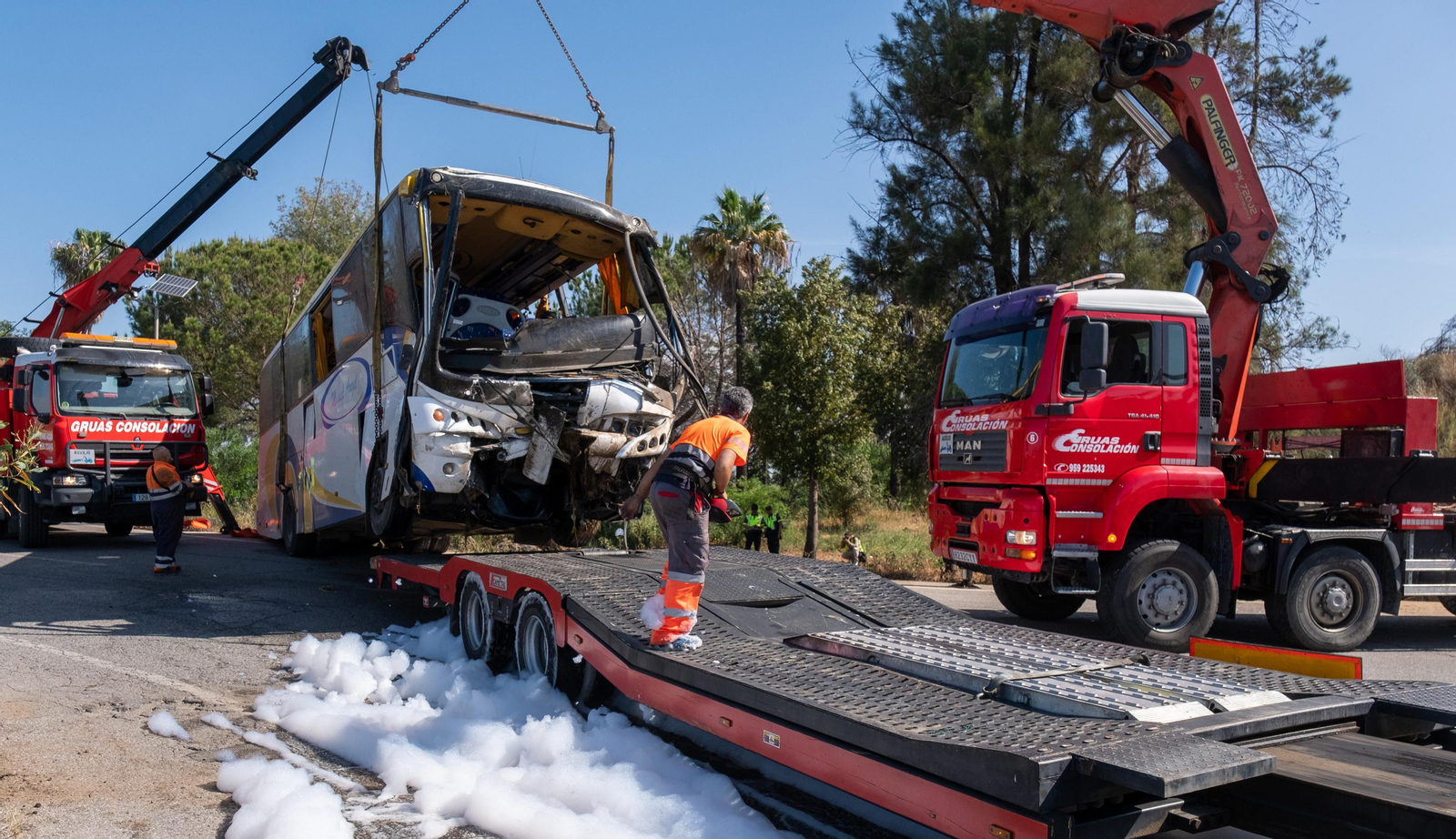 Imágenes del accidente de autobús en Almonte en el que ha muerto una temporera