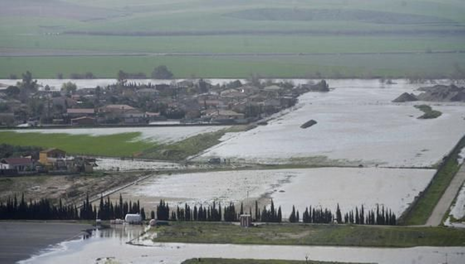 Vista aérea del cauce del río Guadalquivir desbordado a su paso por la zona del aeropuerto, la urbanización Altea y Córdoba. / José Martínez