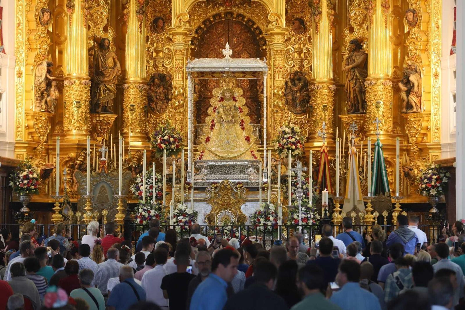 Rocieros ante la Blanca Paloma.