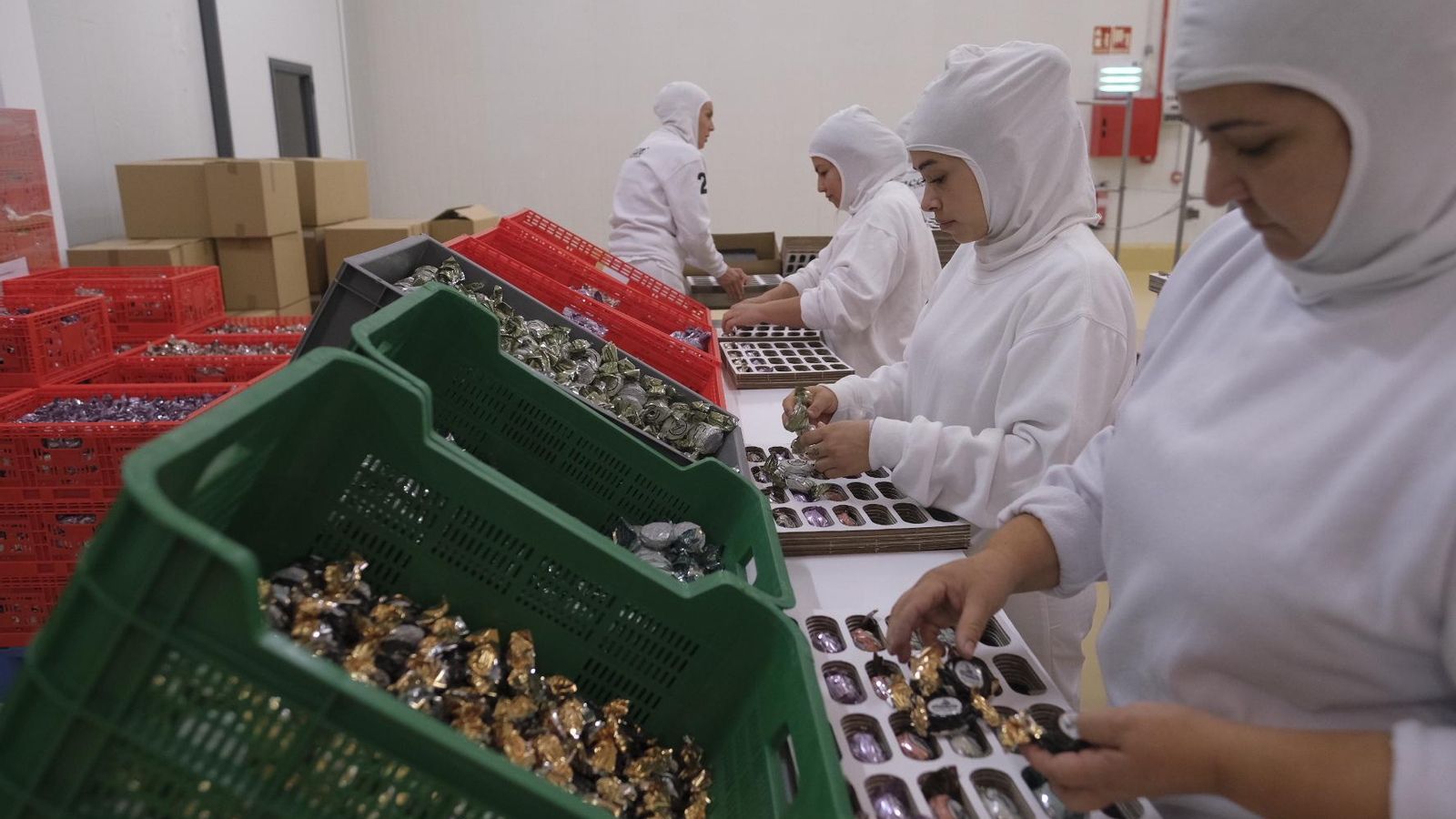 Trabajadoras realizando envasado. Trabajadoras realizando envasado.