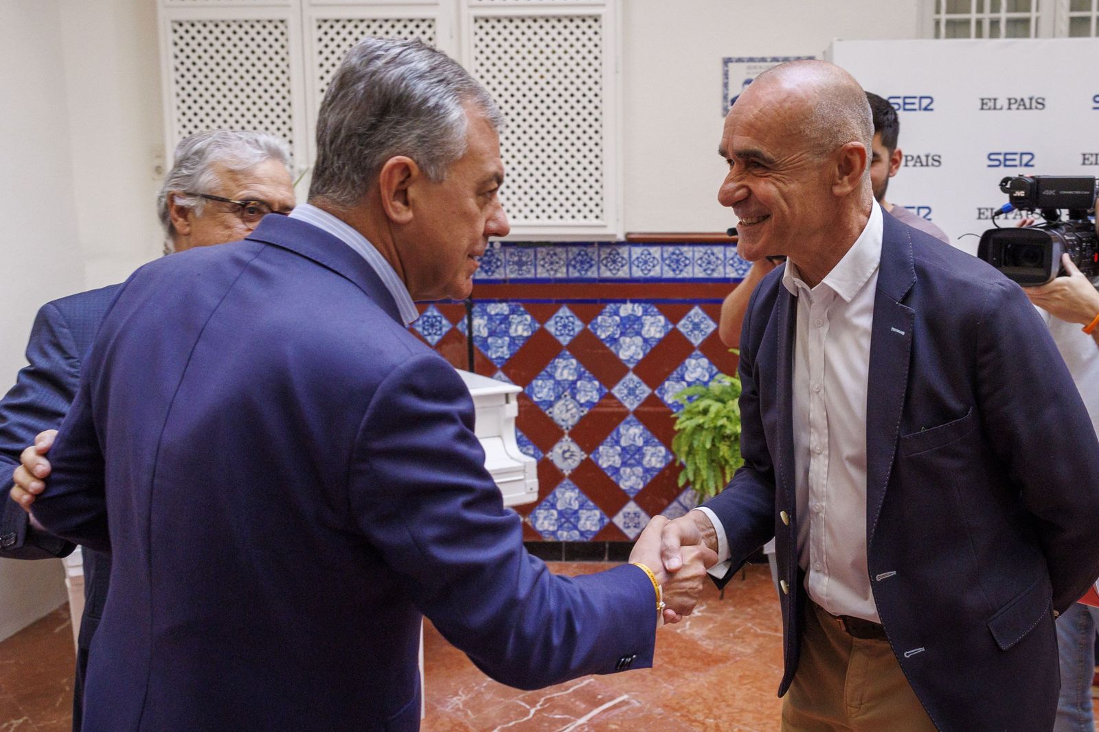 José Luis Sanz saluda a Antonio Muñoz en cara a cara que se celebró en la Ser.