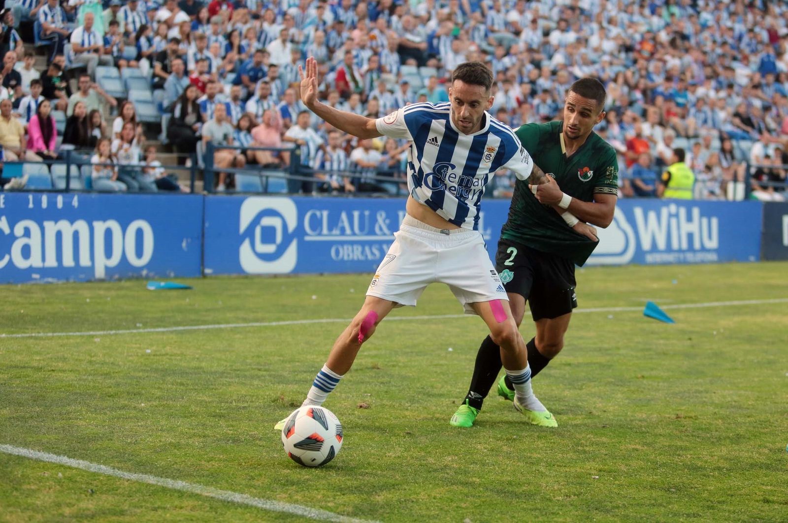 Iago Díaz defiende el balón durante el partido con el Cacereño.