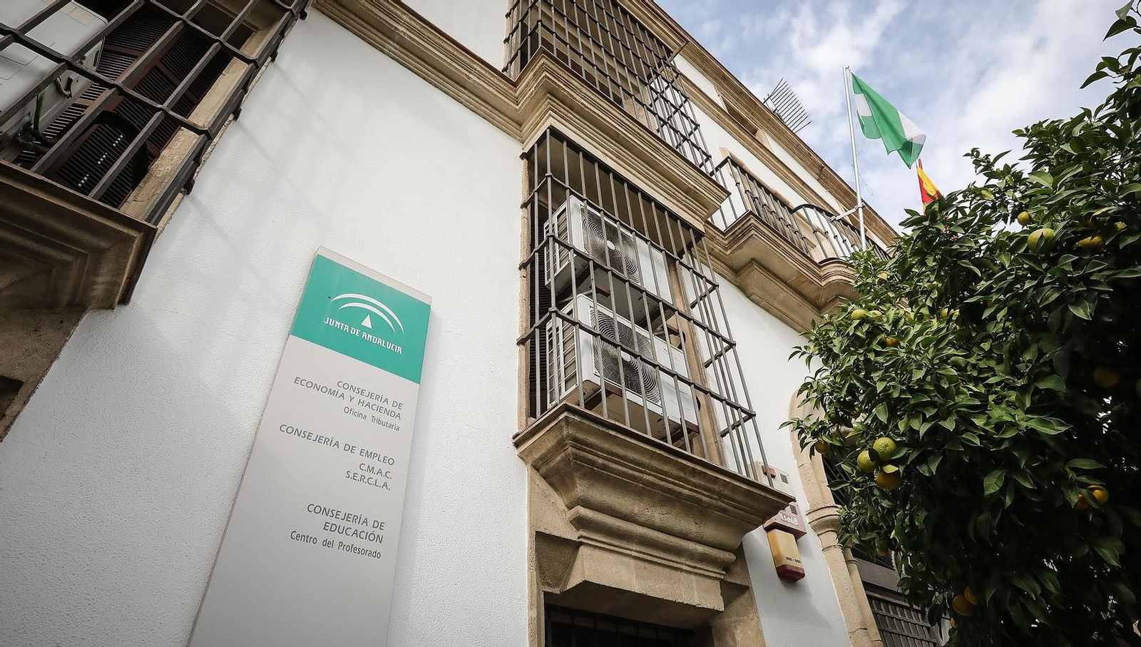 Fachada del edificio que alberga la sede del Sercla en Jerez.