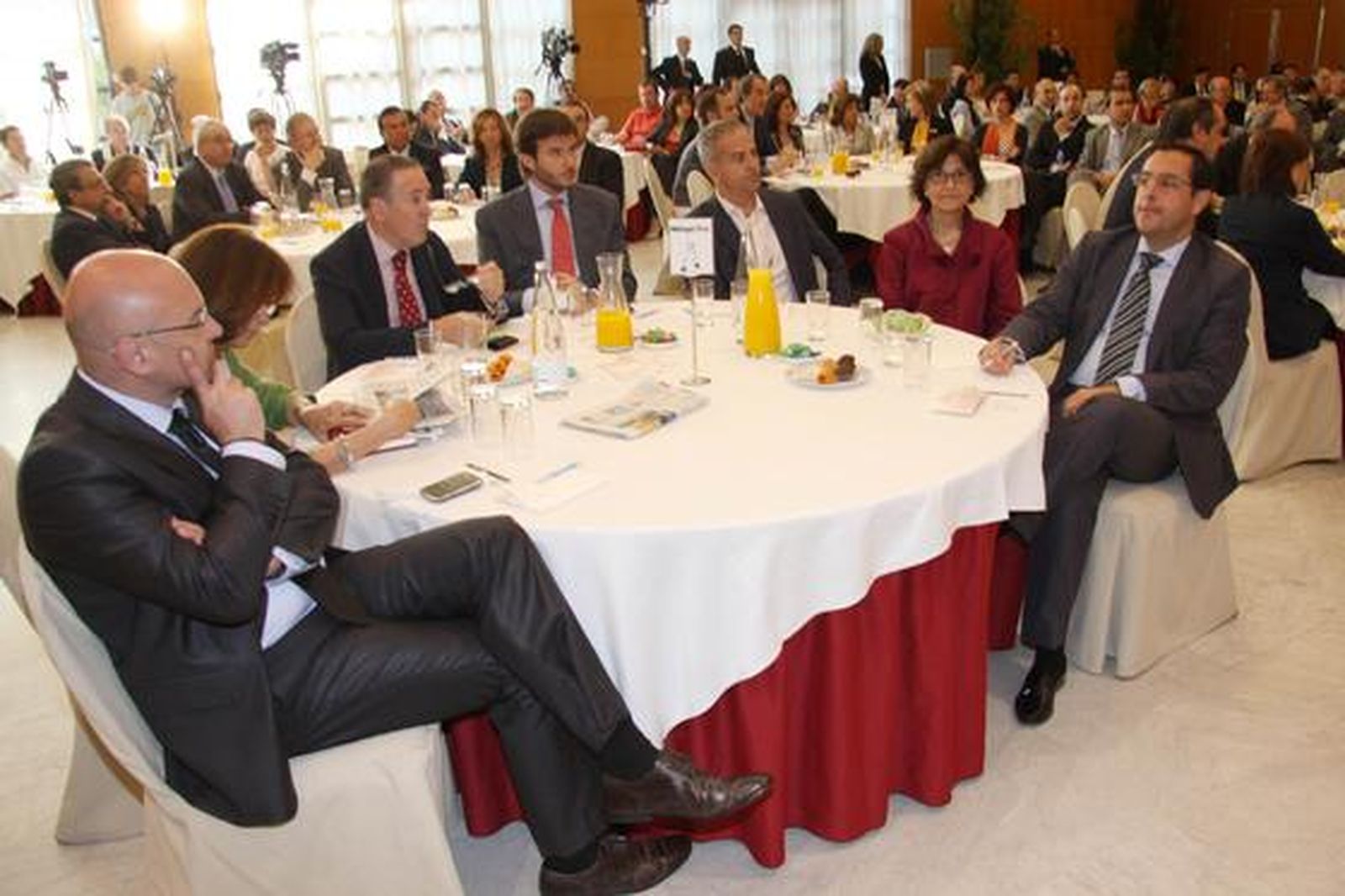 Sentados en la mesa Antonio Escamez,Remedios Martel,Manuel Atencia,Diego Ortiz,Miguel de Aguilera,Emelina Fernández,Miguel Briones, durante el Foro Joly Andalucía celebrado en Málaga con el ministro de Educación.

Foto: migue fernandez