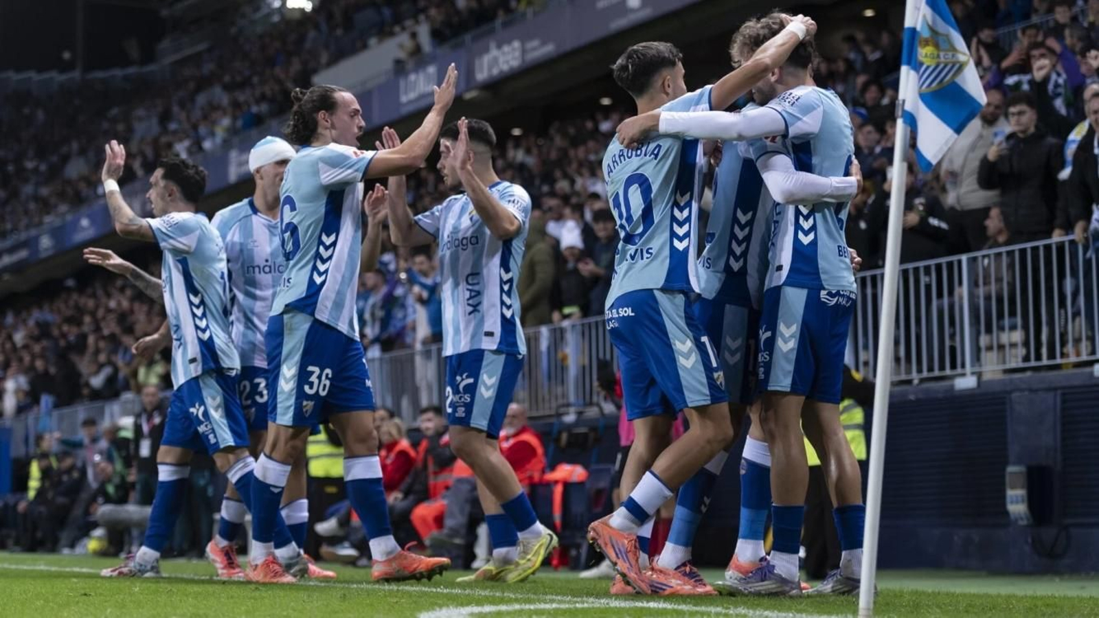 Los futbolistas malacitanos celebran uno de los goles ante el Mirandés.