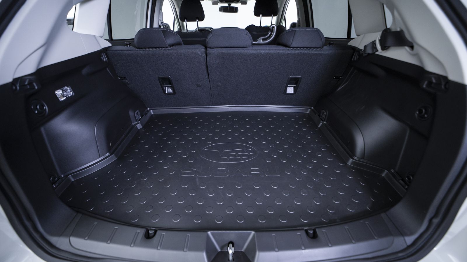 La situación de la batería resta unos litros de capacidad bajo el suelo del maletero.