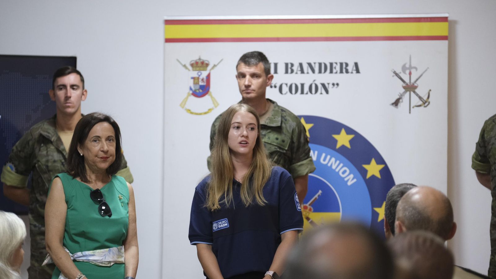 Ministra hablando con el personal ucraniano gracias a la interprete.