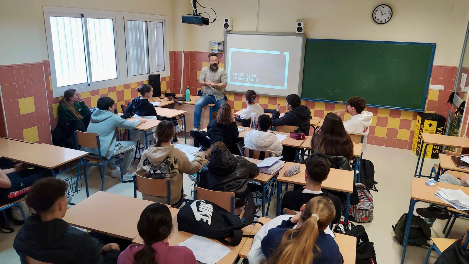Borja Rodríguez habla sobre los mitos de la pornografía a un grupo de adolescentes. Borja Rodríguez habla sobre los mitos de la pornografía a un grupo de adolescentes.