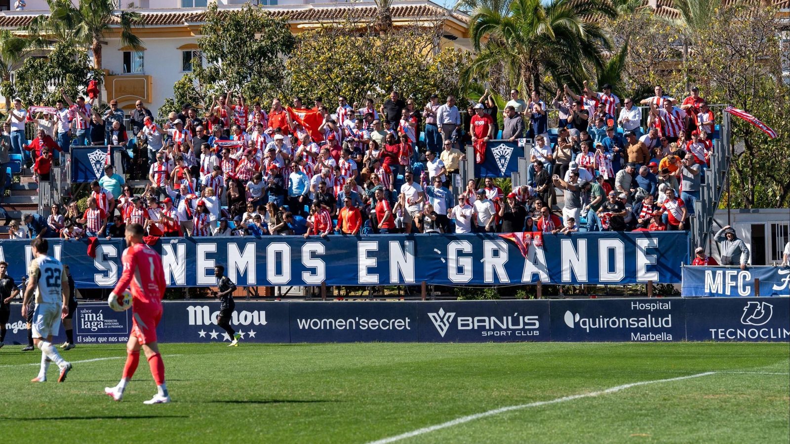 Una parte de la grada en Marbella, repleta de aficionados del Algeciras.