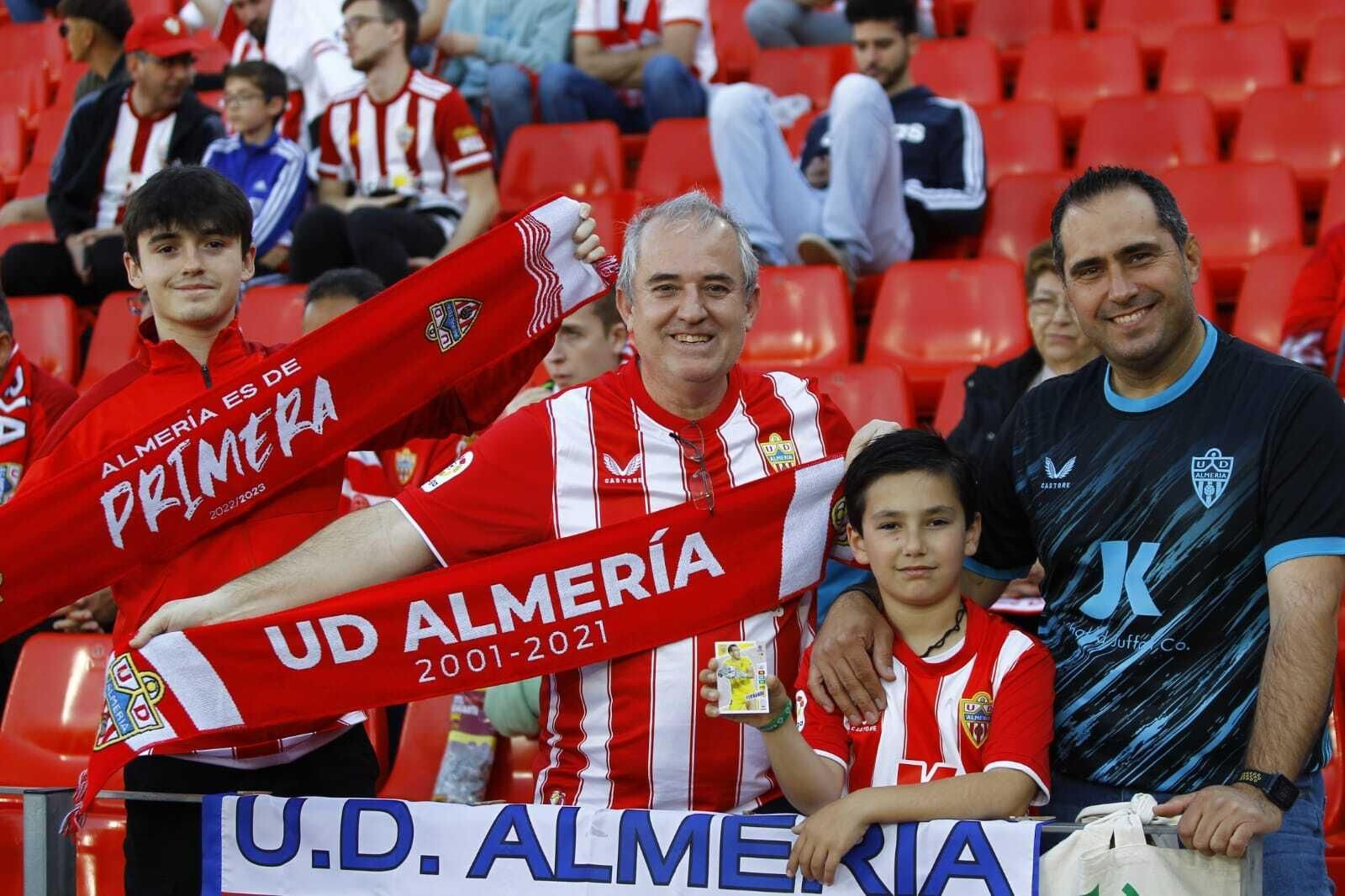 Aficionados rojiblancos en el Mediterráneo.
