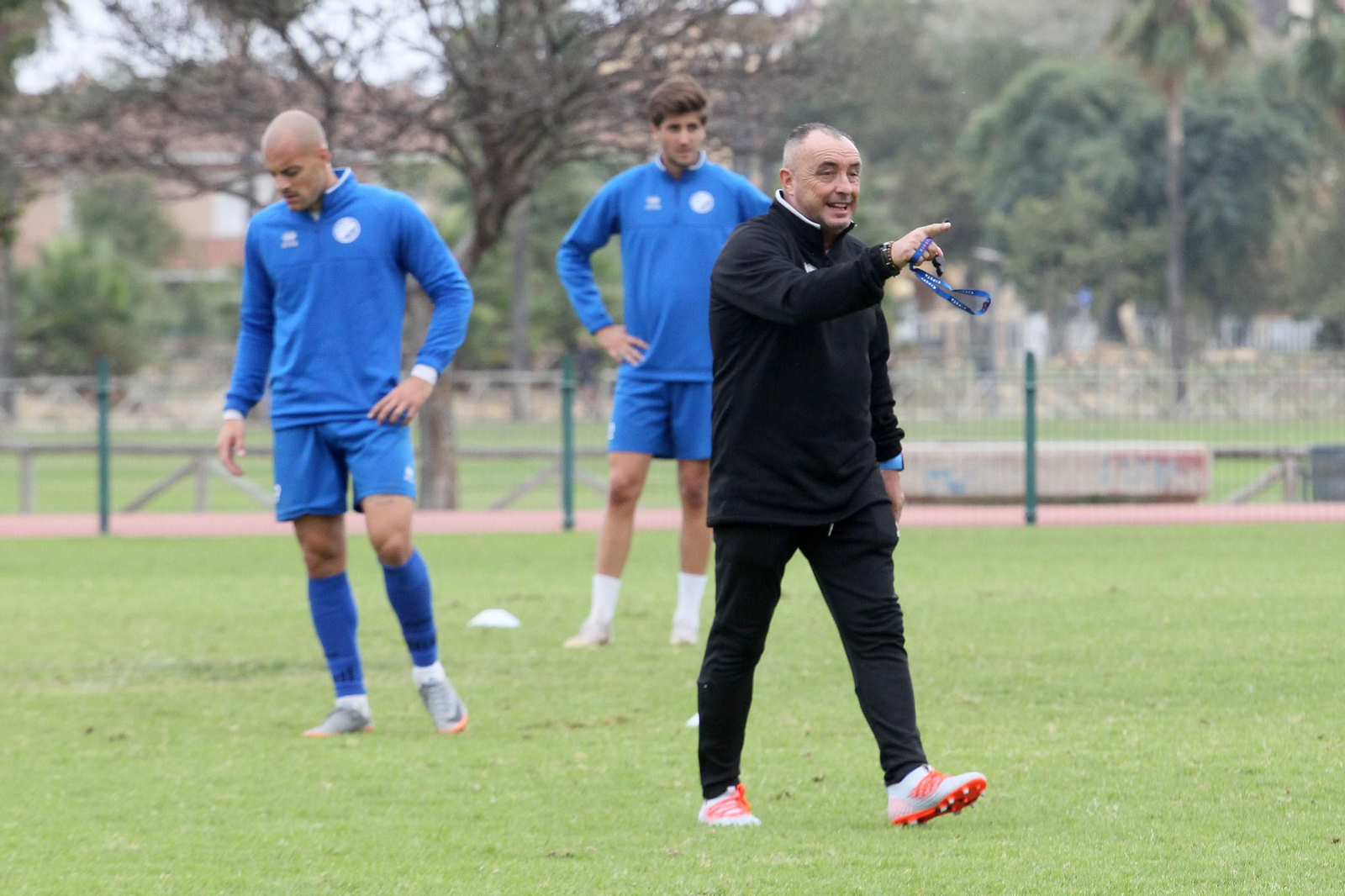 Josu Uribe, dando instrucciones en un entrenamiento en el Pepe Ravelo. Josu Uribe, dando instrucciones en un entrenamiento en el Pepe Ravelo.