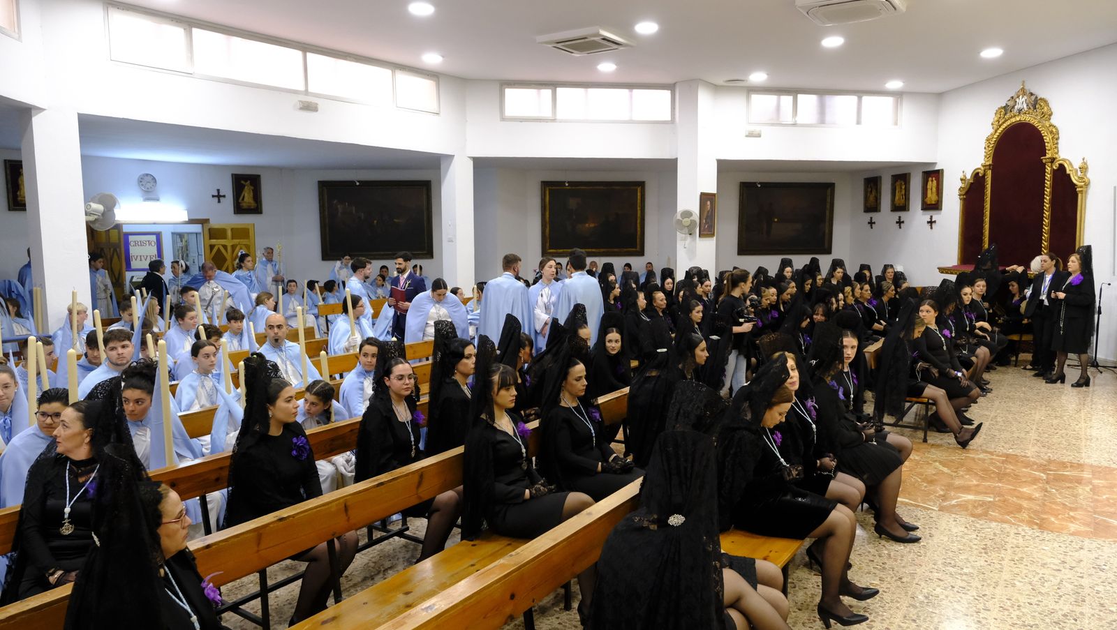 La Procesión de Los Ángeles de sobrepuso a la lluvia, en imágenes