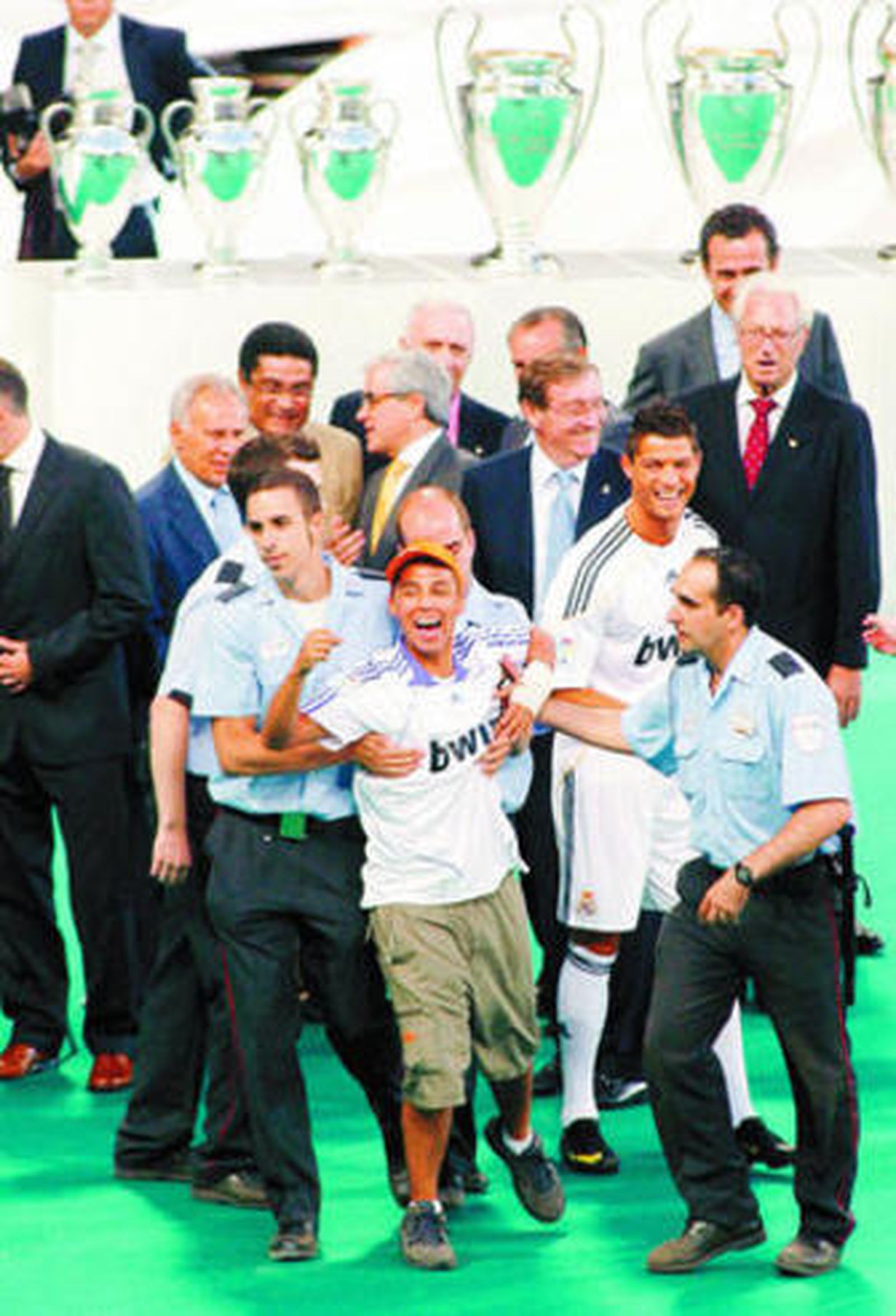 Cristiano Ronaldo, tras uno de los aficionados que saltaron al escenario.