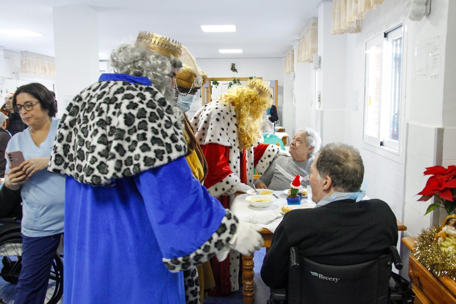Los Reyes Magos con una de las residentes