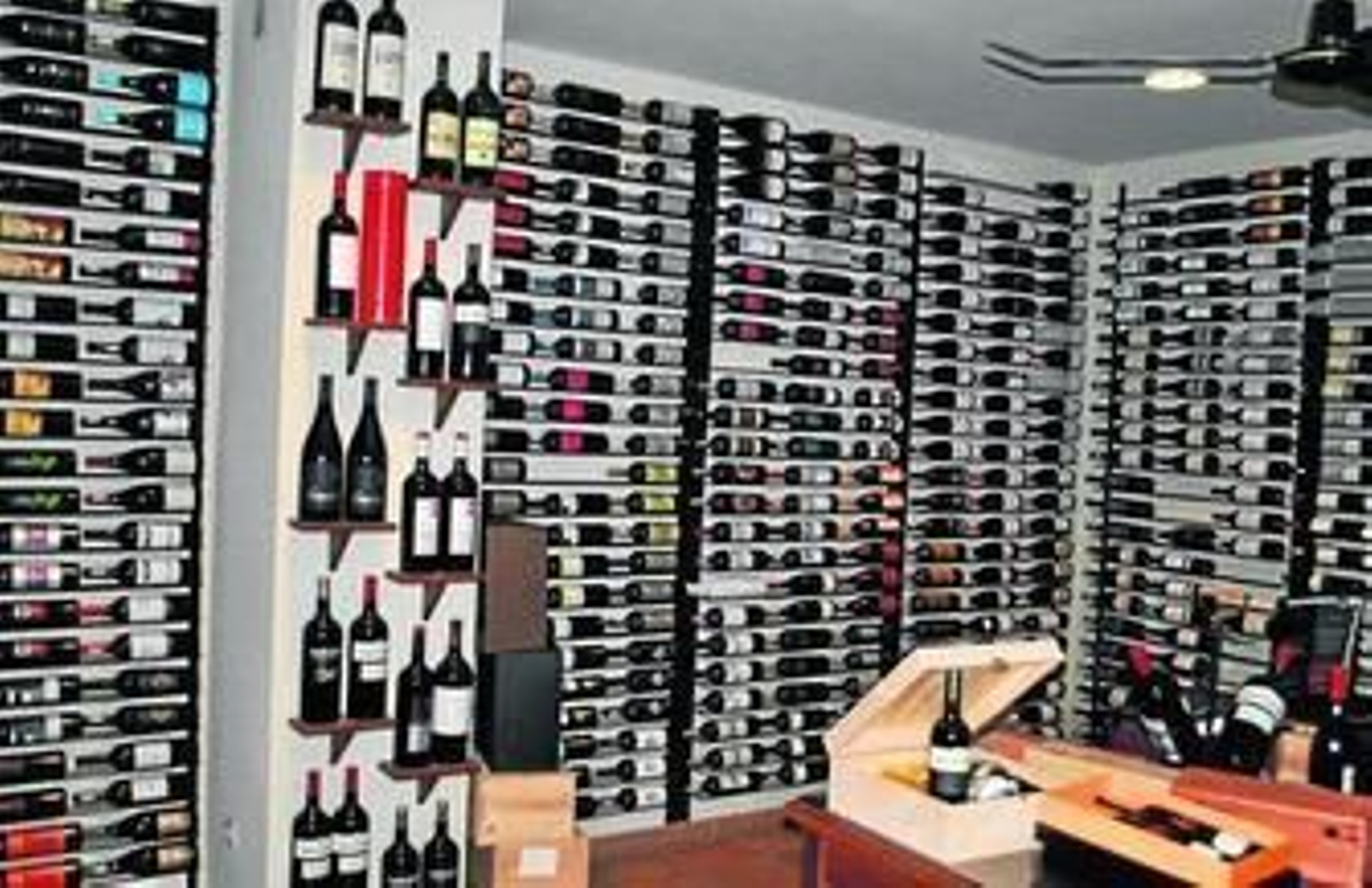 Variedad de vinos en el interior del establecimiento Tierra Nuestra.