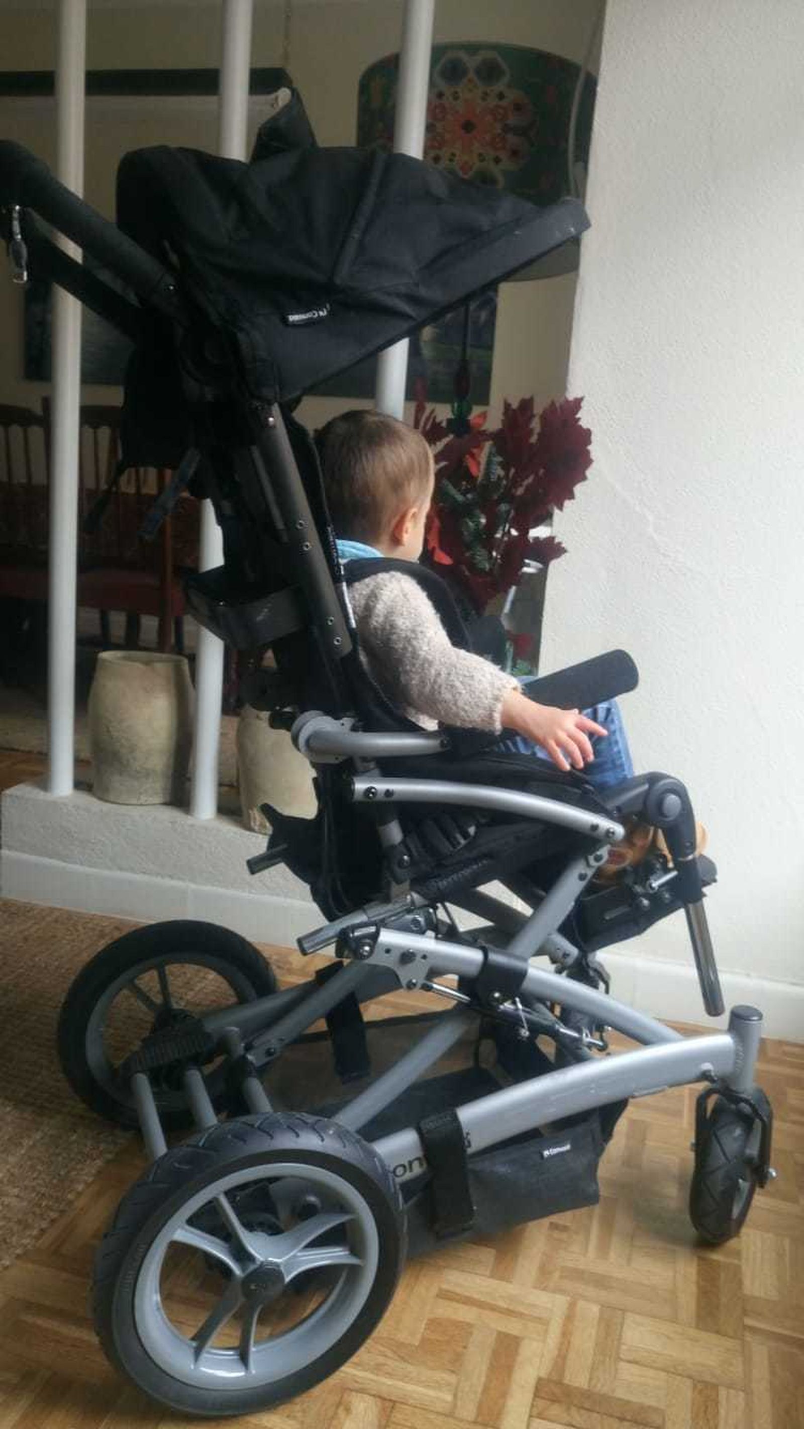 El niño de 4 años, con la silla en la que se mueve.