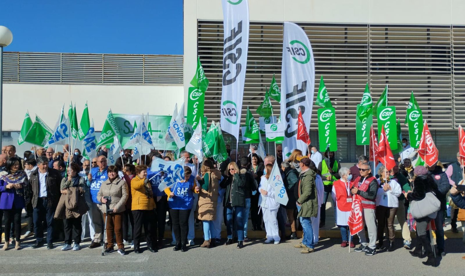 Concentración a las puertas del Hospital de Montilla.