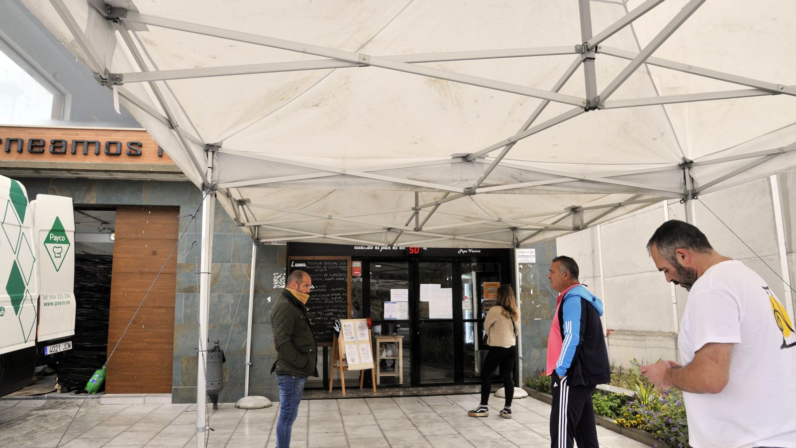 Artesa ha montado unas carpas en el exterior para clientes