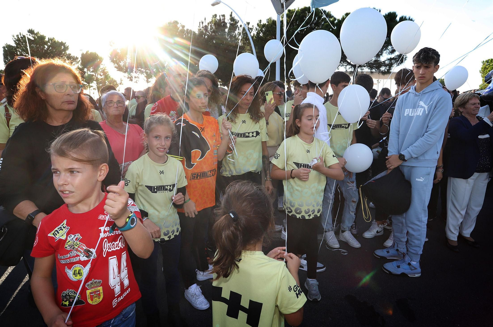 Imágenes del monumento a Súper Hugo en la rotonda frente al Nuevo Colombino