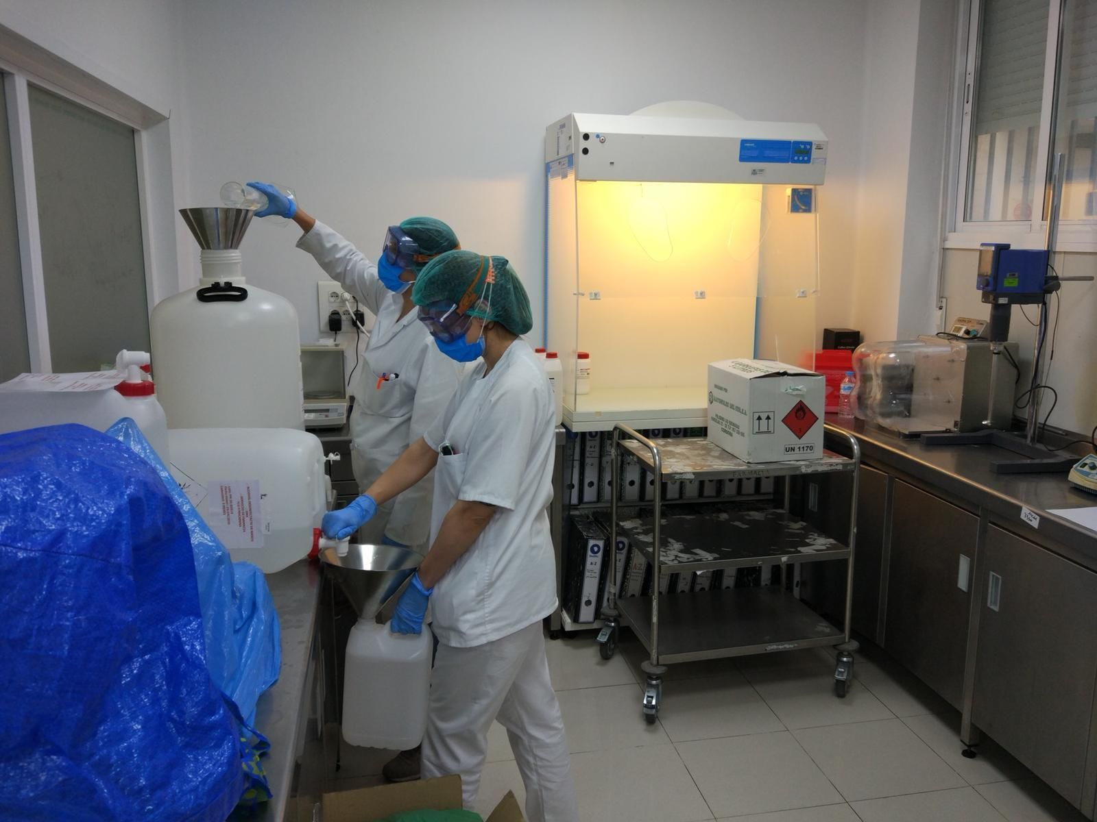 Personal sanitario manipulando geles hidroalcohólicos en el Hostital Virgen Macarena de Sevilla.