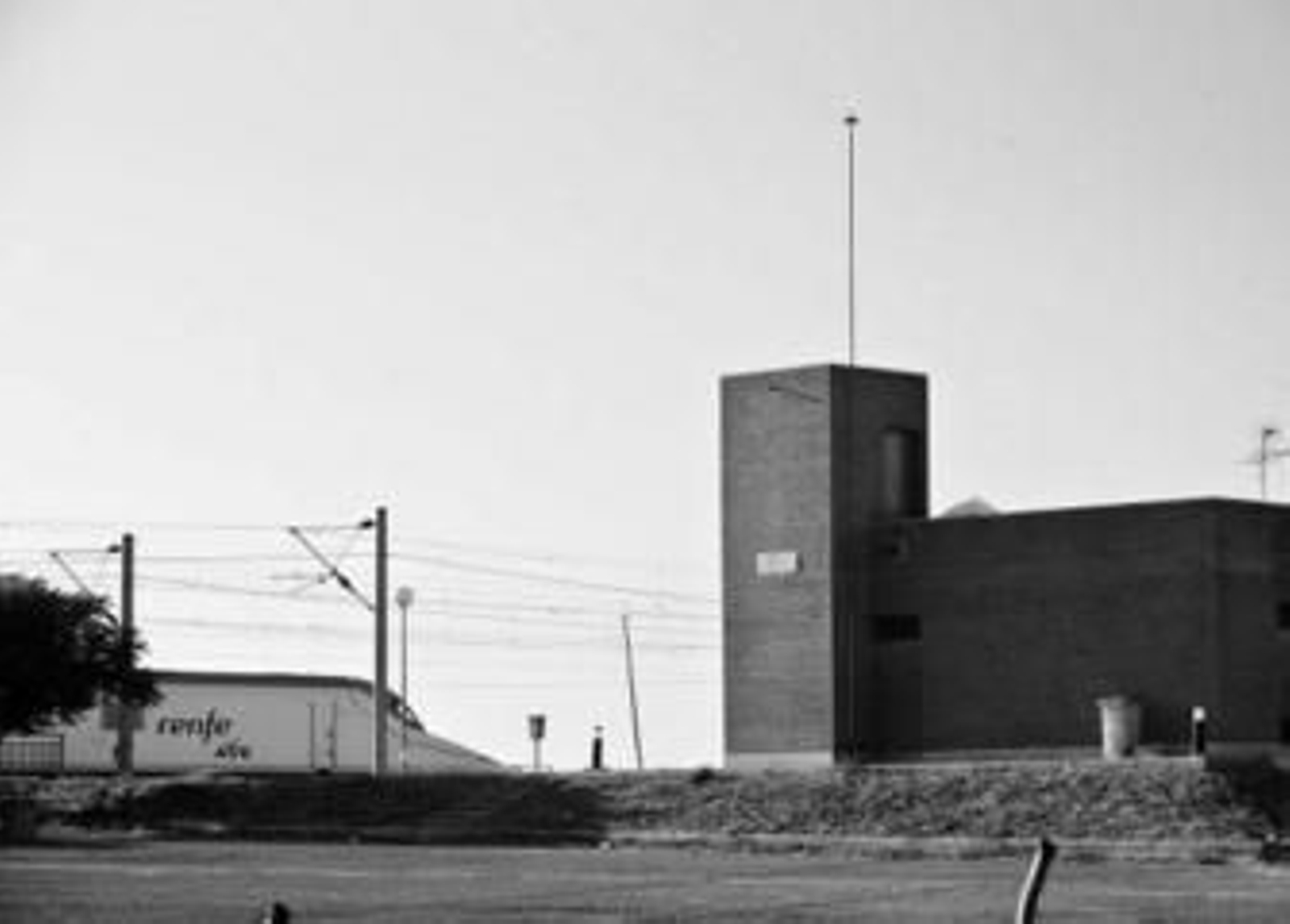 Un tren AVE pasa por las instalaciones en las que se levantará el nuevo apeadero.