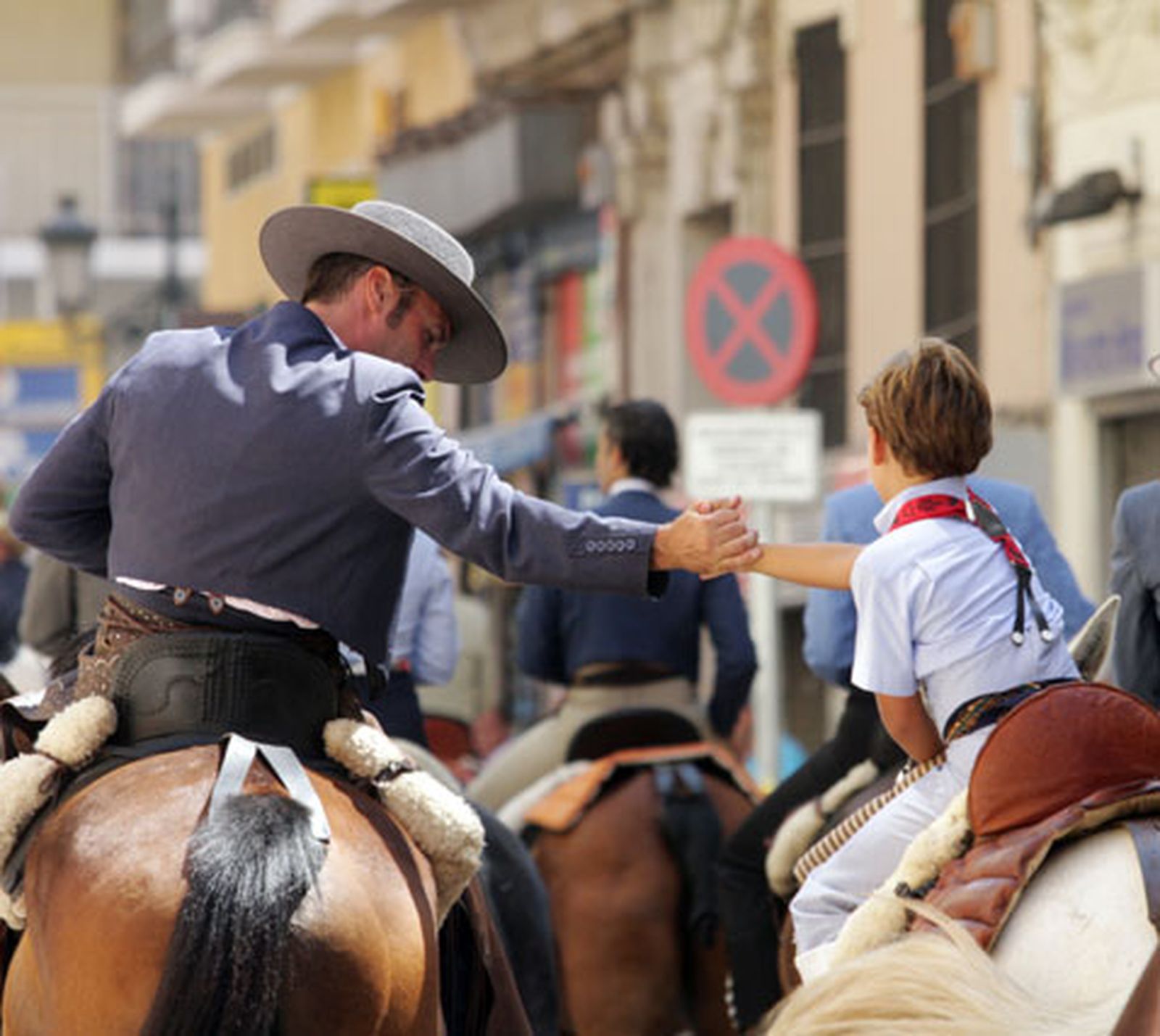 Romeros mayores y pequeños vistieron sus mejores galas durante un camino que dió comienzo a las doce del mediodía y que acabó en el santuario de la patrona de Málaga.
FOTO: Migue Fernández