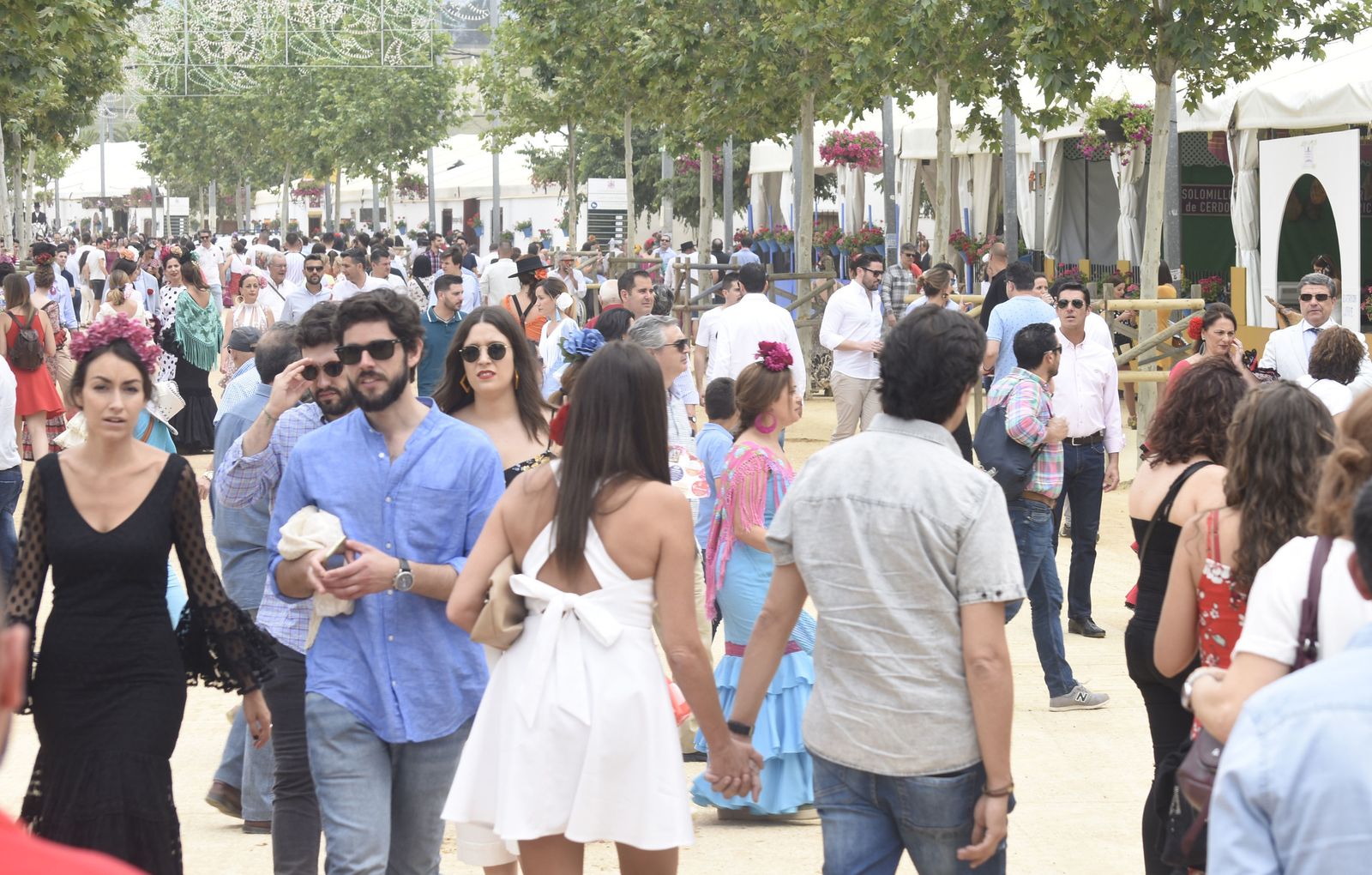 Una multitud camina por una de las calles de la Feria de Córdoba.
