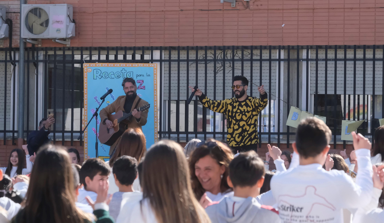 El concierto de Los Aslándticos en el colegio Pablo García Baena de Córdoba, en imágenes