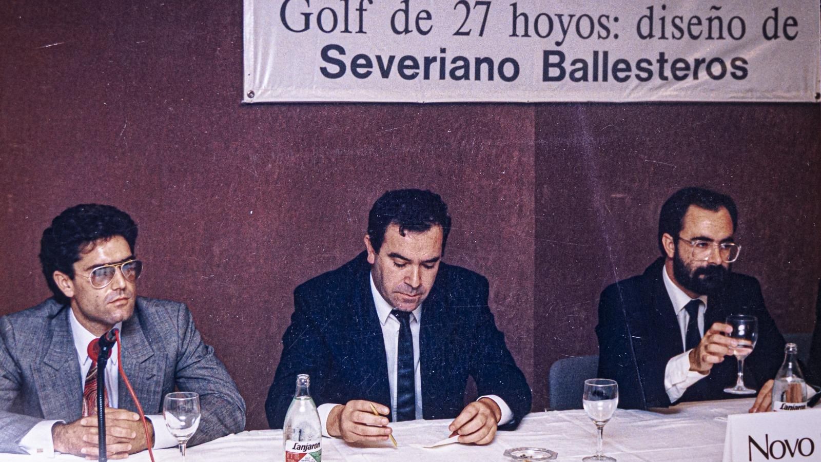 Salvador Moll, con el alcalde de Chiclana, Pepe Mier, y el presidente de la Diputación, Alfonso Perales, en la firma de los terrenos en 1987 Salvador Moll, con el alcalde de Chiclana, Pepe Mier, y el presidente de la Diputación, Alfonso Perales, en la firma de los terrenos en 1987