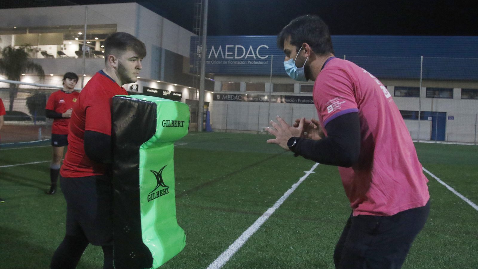 De Juan muestra cómo placar a un joven jugador.