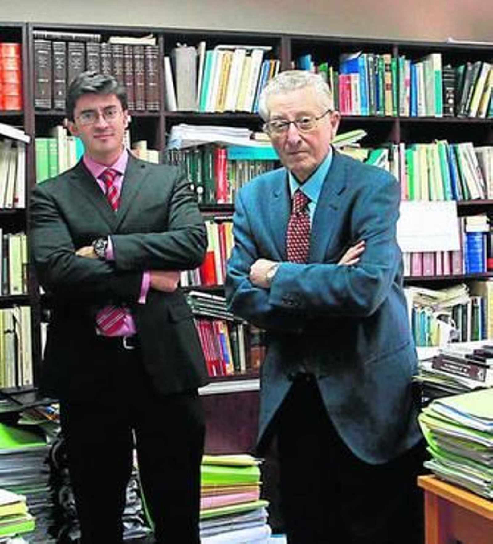 Rafael Revelles y Antonio Tastet, en el bufete que lleva el nombre del segundo, en Granada.