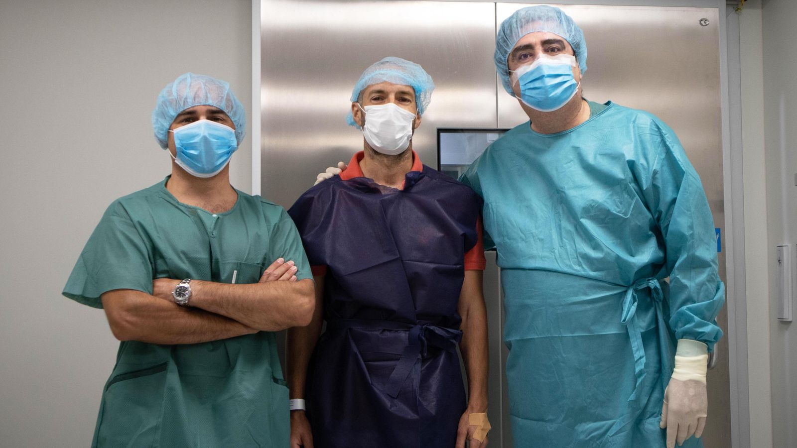 El doctor Ruiz Mesa con el paciente ya sin gafas.