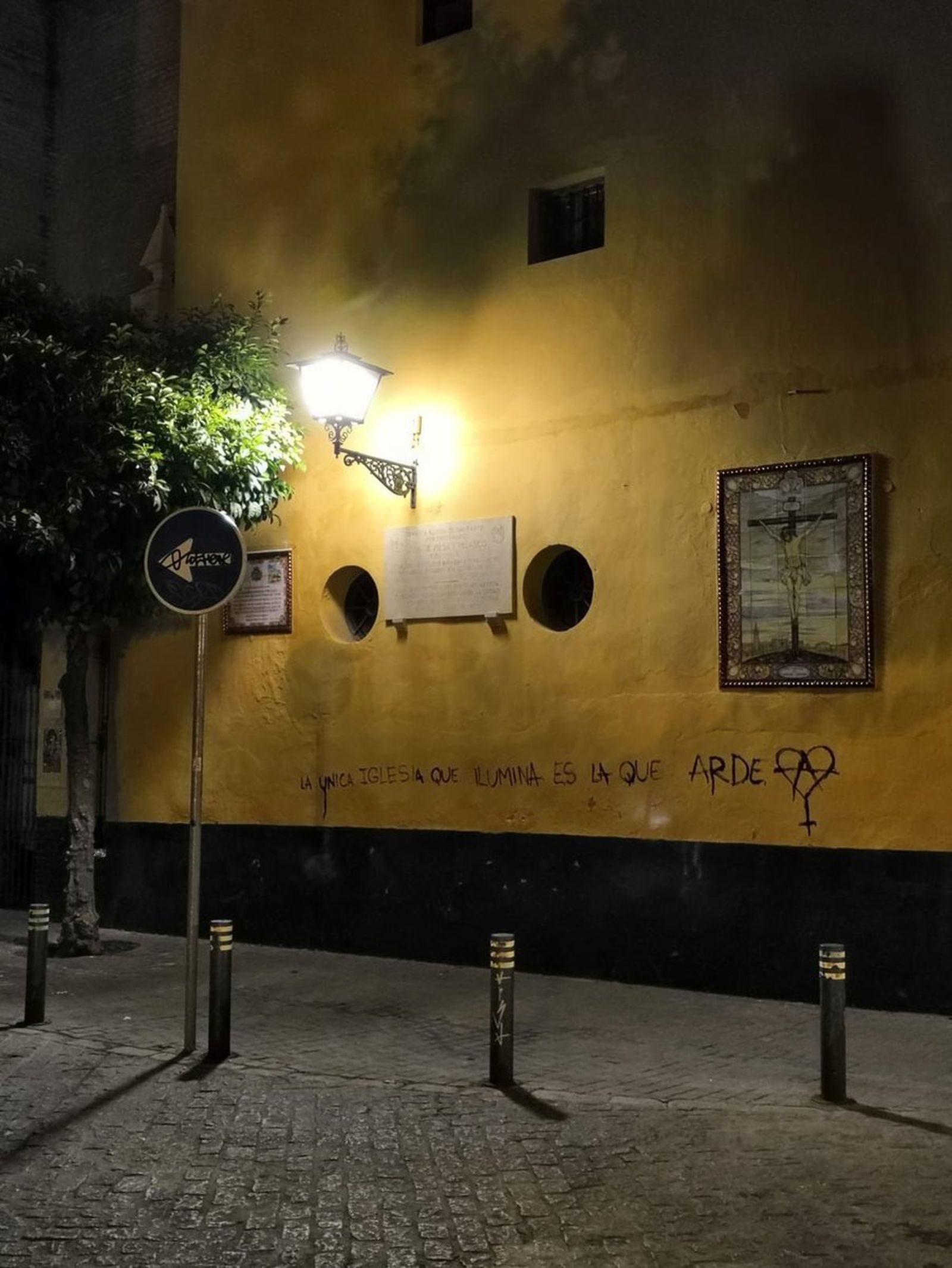 La Policía identifica a la autora de las pintadas realizadas en la iglesia de San Martín