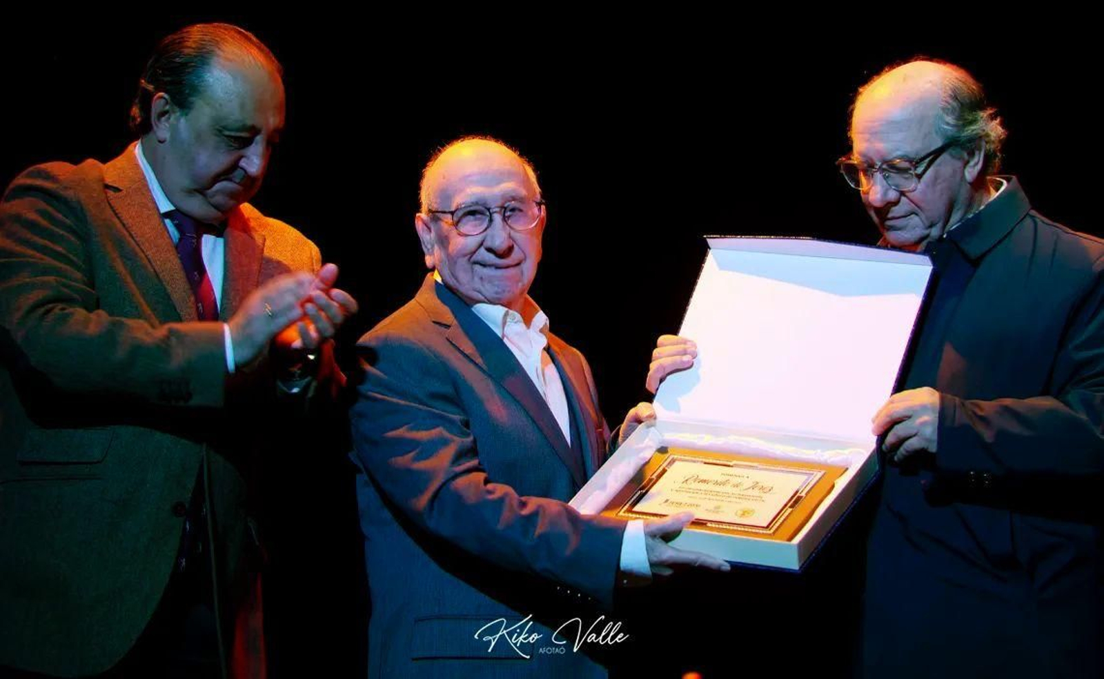 Romerito de Jerez, recibiendo la placa conmemorativa de manos de Francisco Zurita y Jesús López, presidente de la Federación de Peñas.