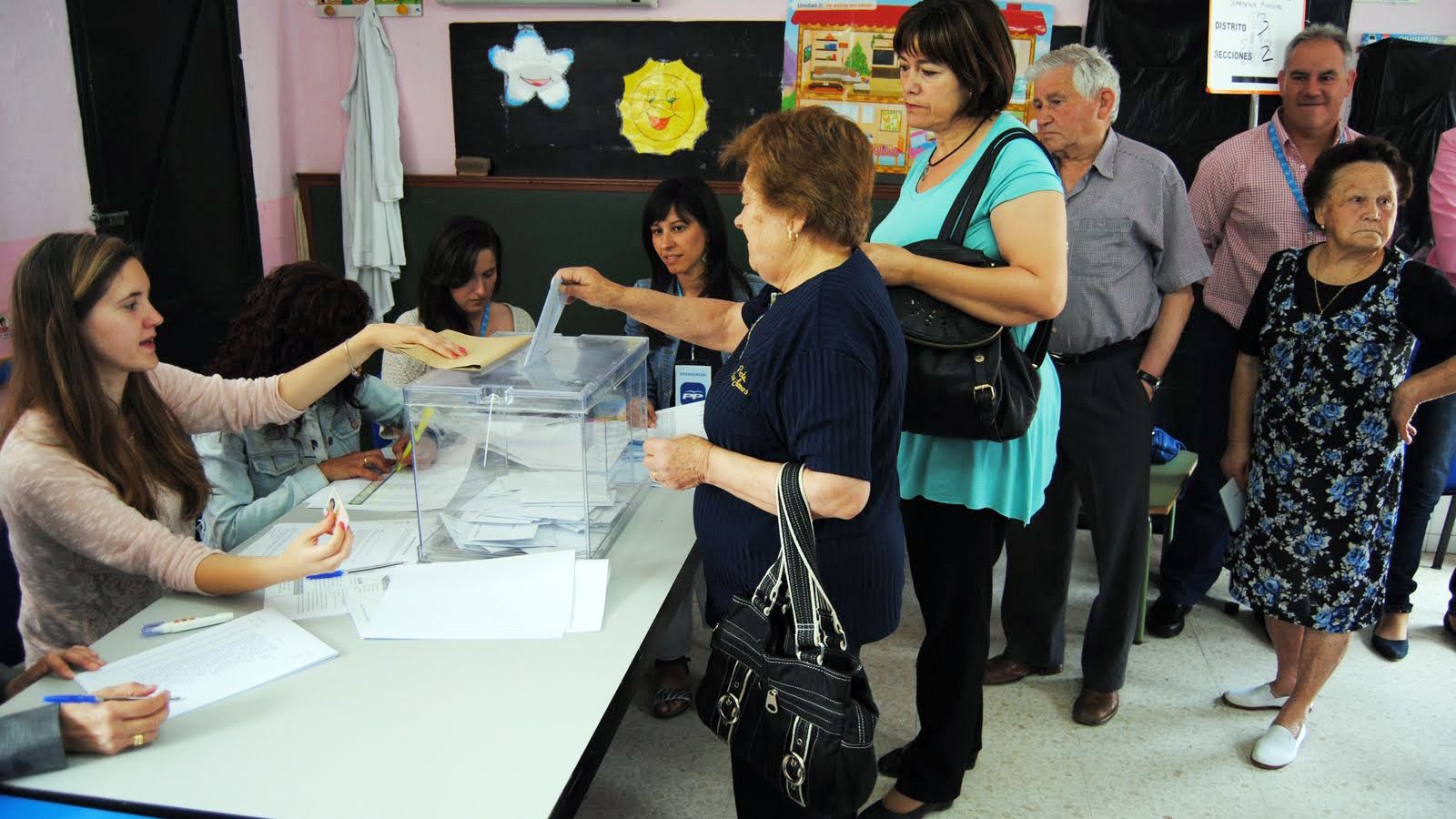 Colas en la mesa de un colegio electoral de Valverde del Camino en las últimas municipales.