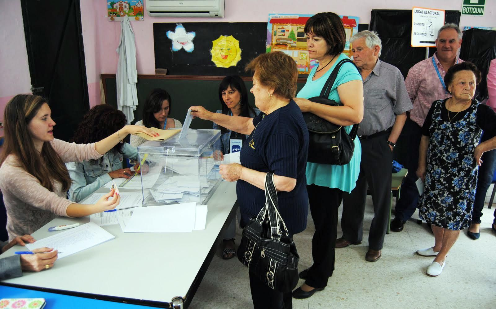 Colas en la mesa de un colegio electoral de Valverde del Camino en las últimas municipales.