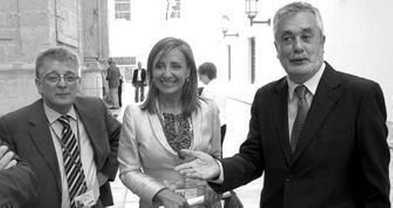 La alcaldesa, Pilar Sánchez, en compañía ayer de Francisco González Cabaña y José Antonio Griñán. La alcaldesa, Pilar Sánchez, en compañía ayer de Francisco González Cabaña y José Antonio Griñán.