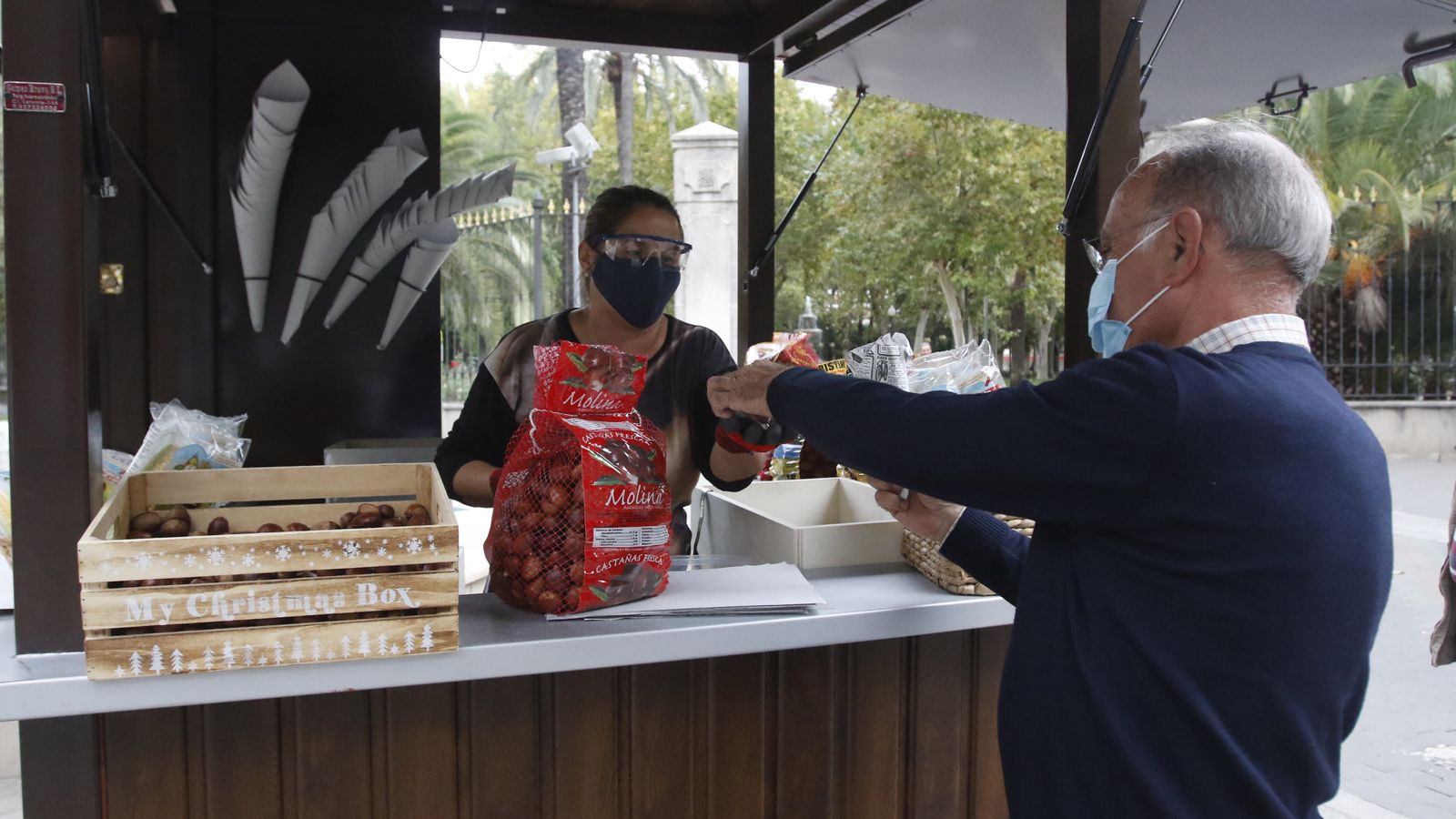 Venta de castañas en un puesto de Córdoba en la apertura de la temporada.
