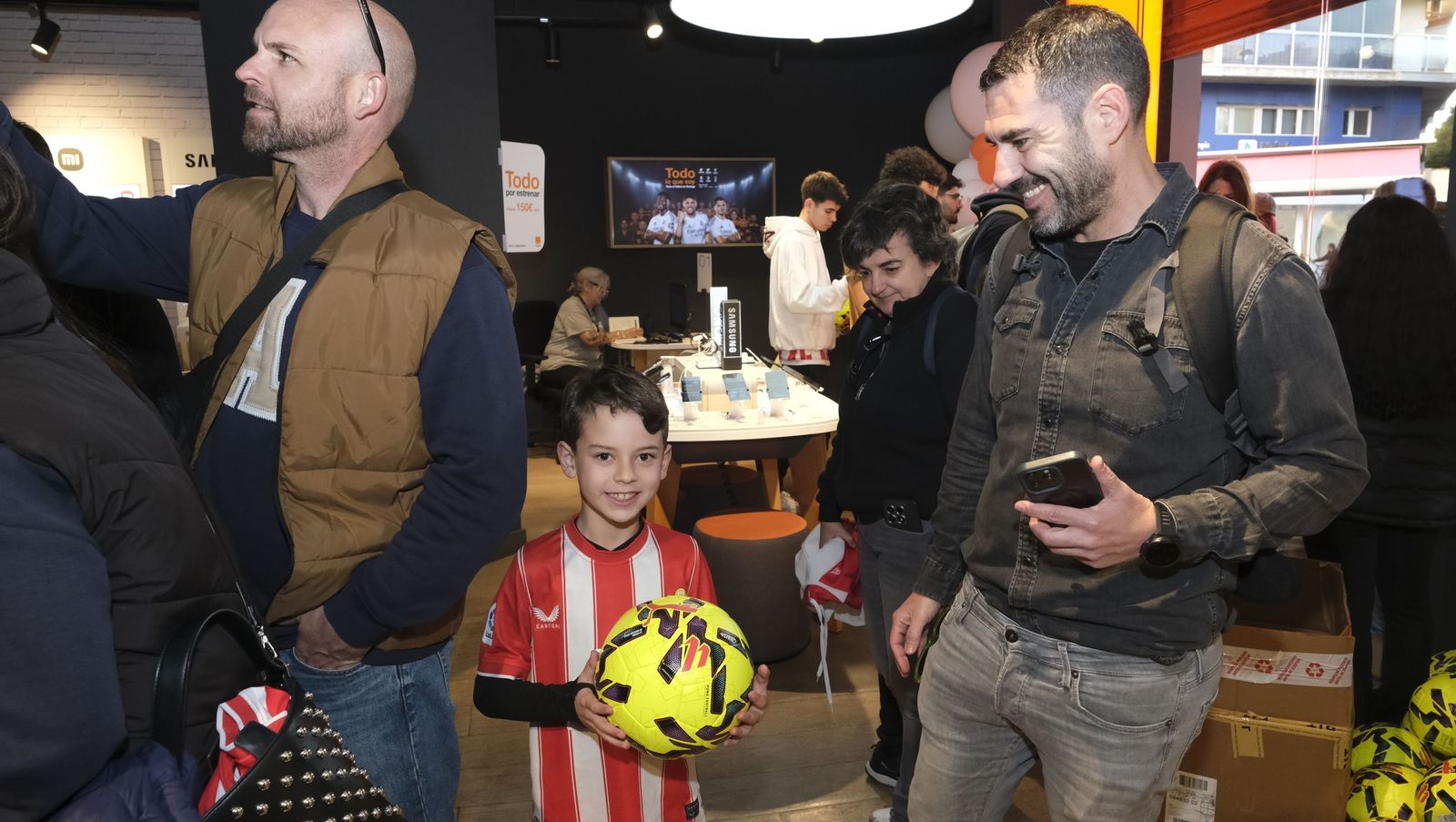 Búscate en las fotos de la firma de los jugadores de la U.D. Almería en la tienda Orange
