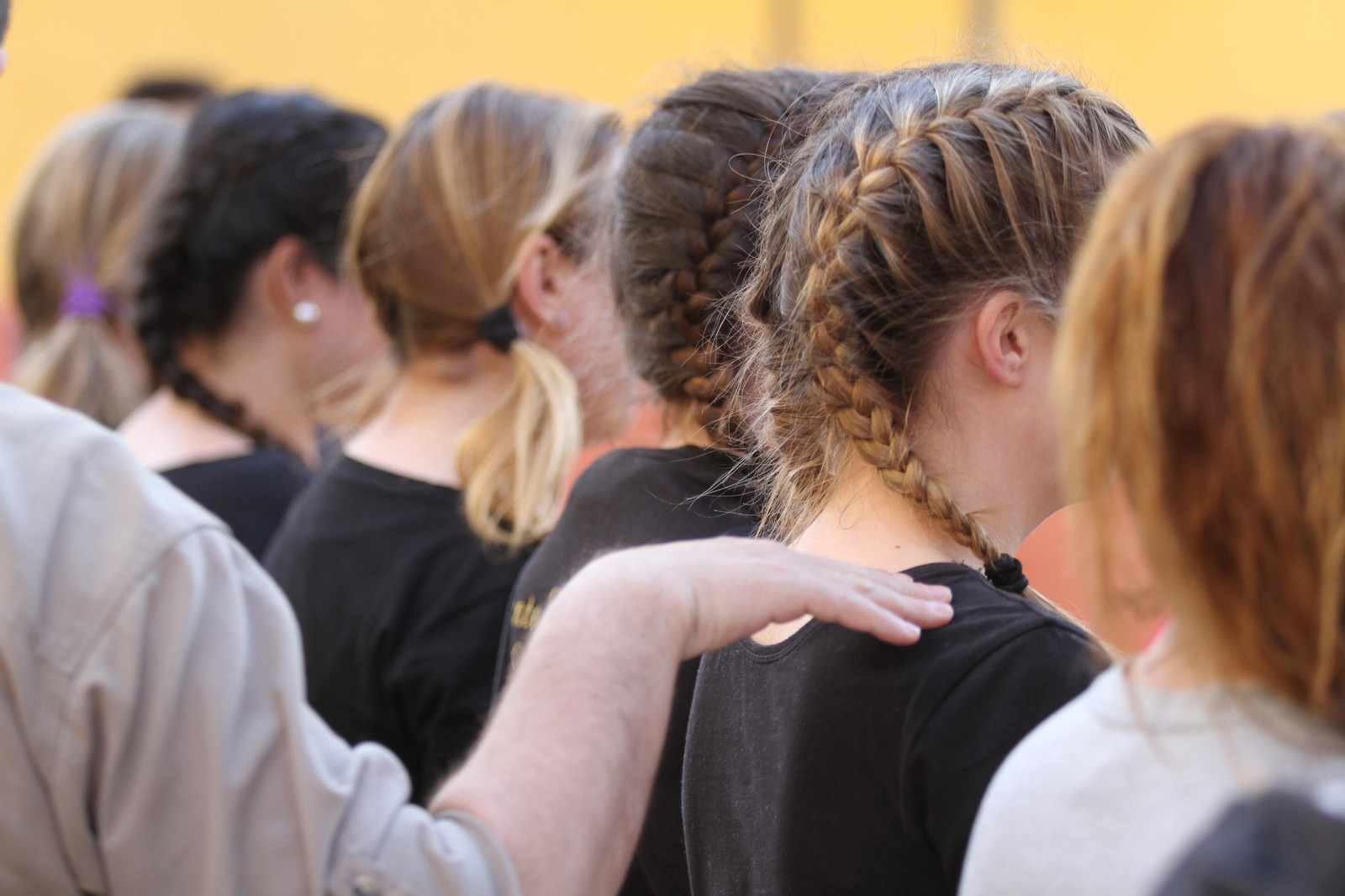El ensayo de la cuadrilla de mujeres de la Hermandad del Santo Entierro, en imágenes