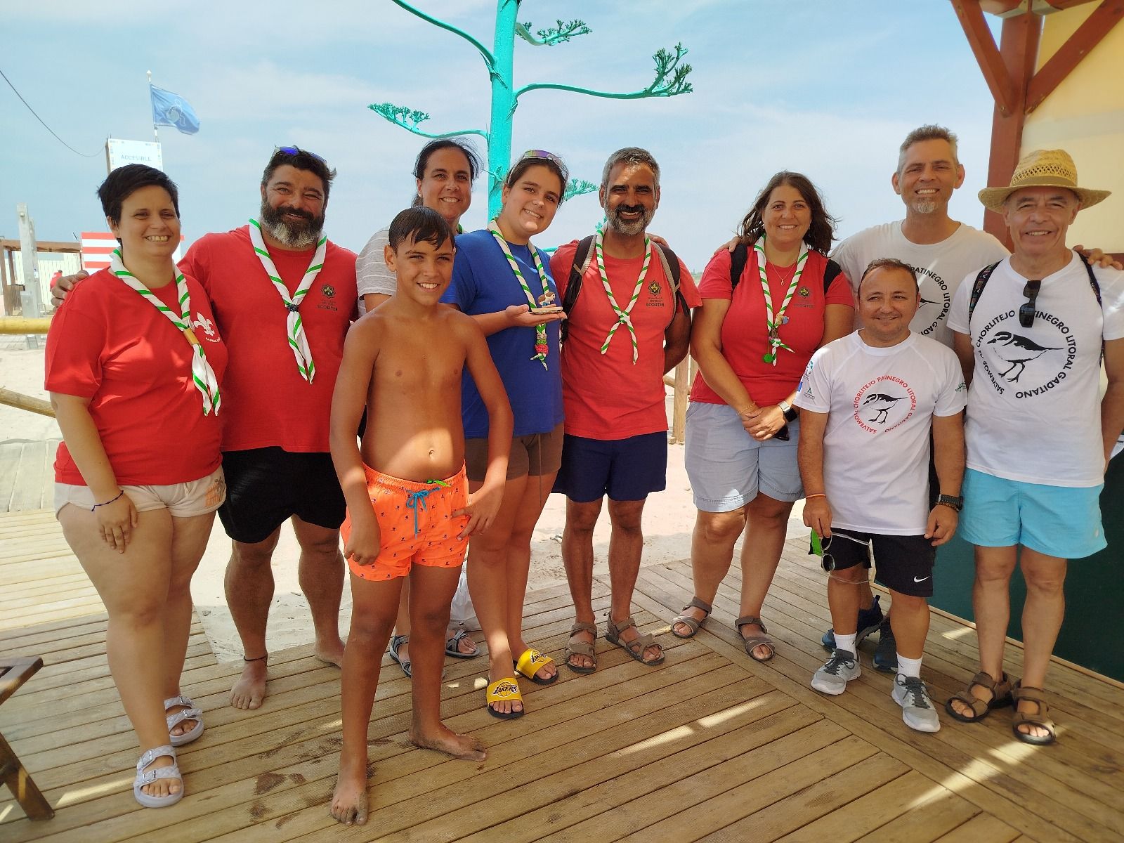 Alguno de los participantes de los talleres impartidos en la playa.